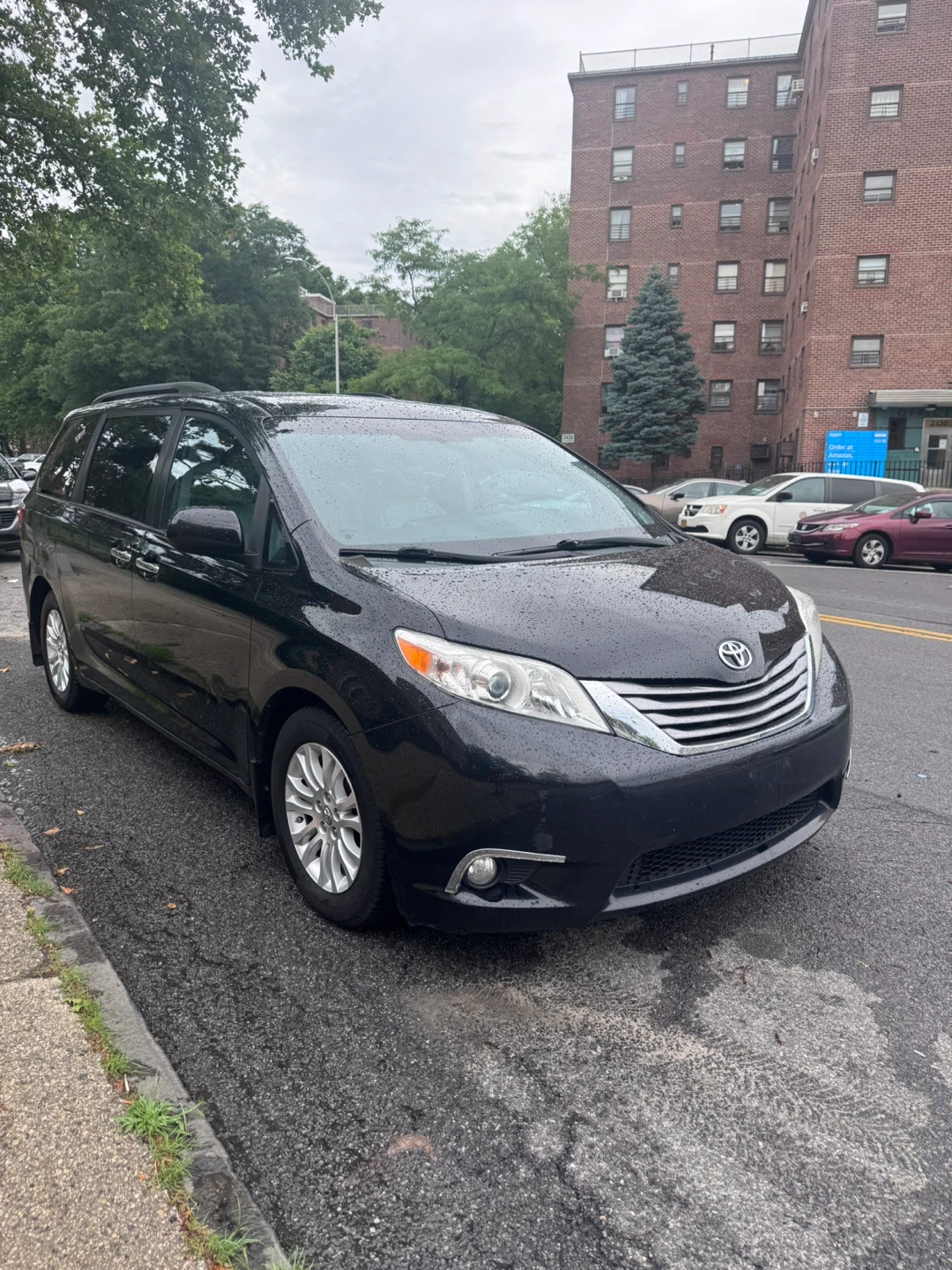 2016 Toyota Sienna XLE Minivan - photo 3