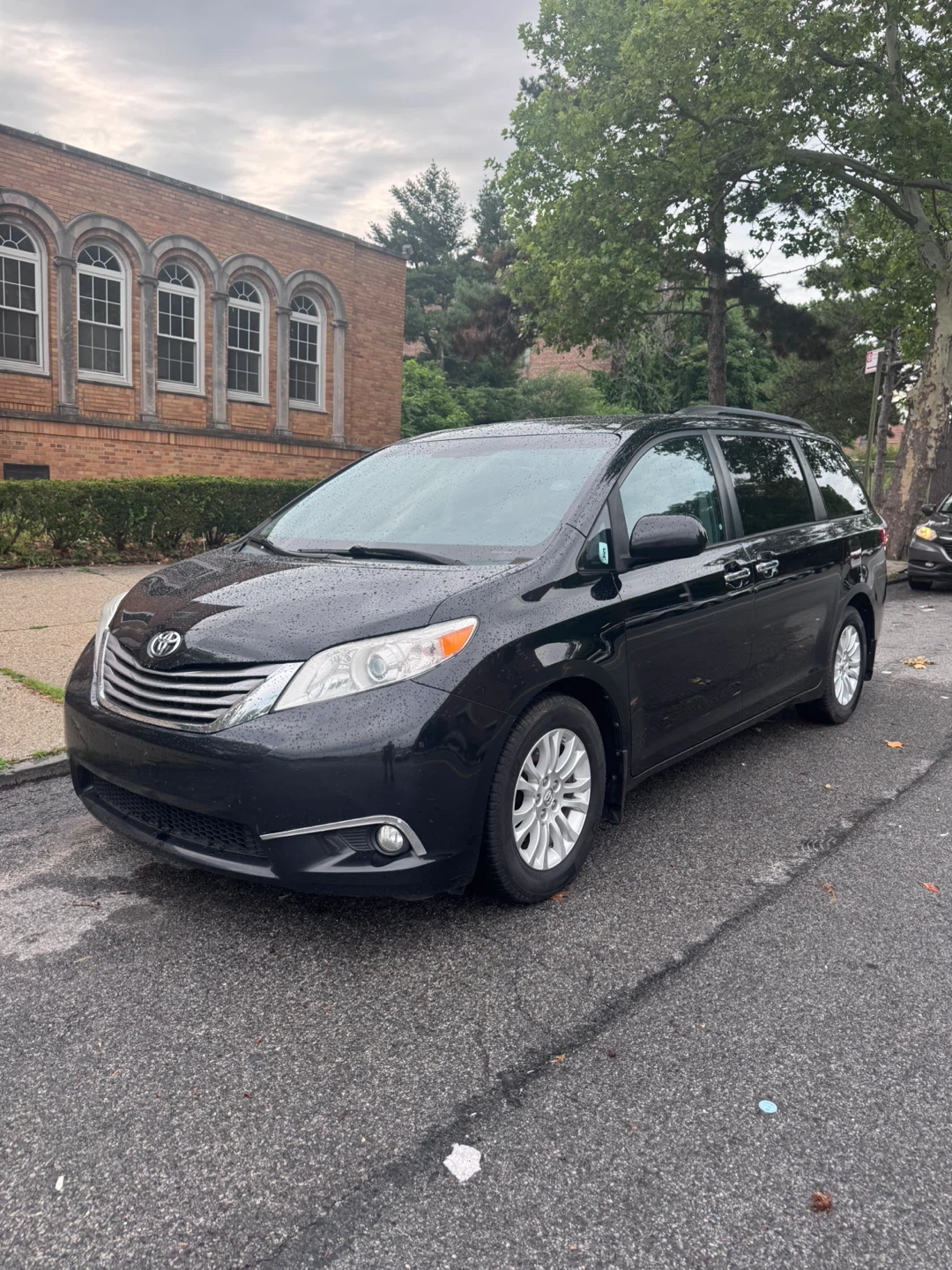 2016 Toyota Sienna XLE Minivan - photo 2