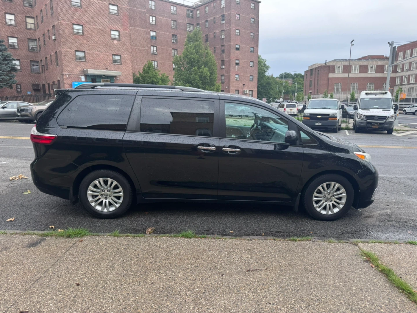 2016 Toyota Sienna XLE Minivan - photo 4