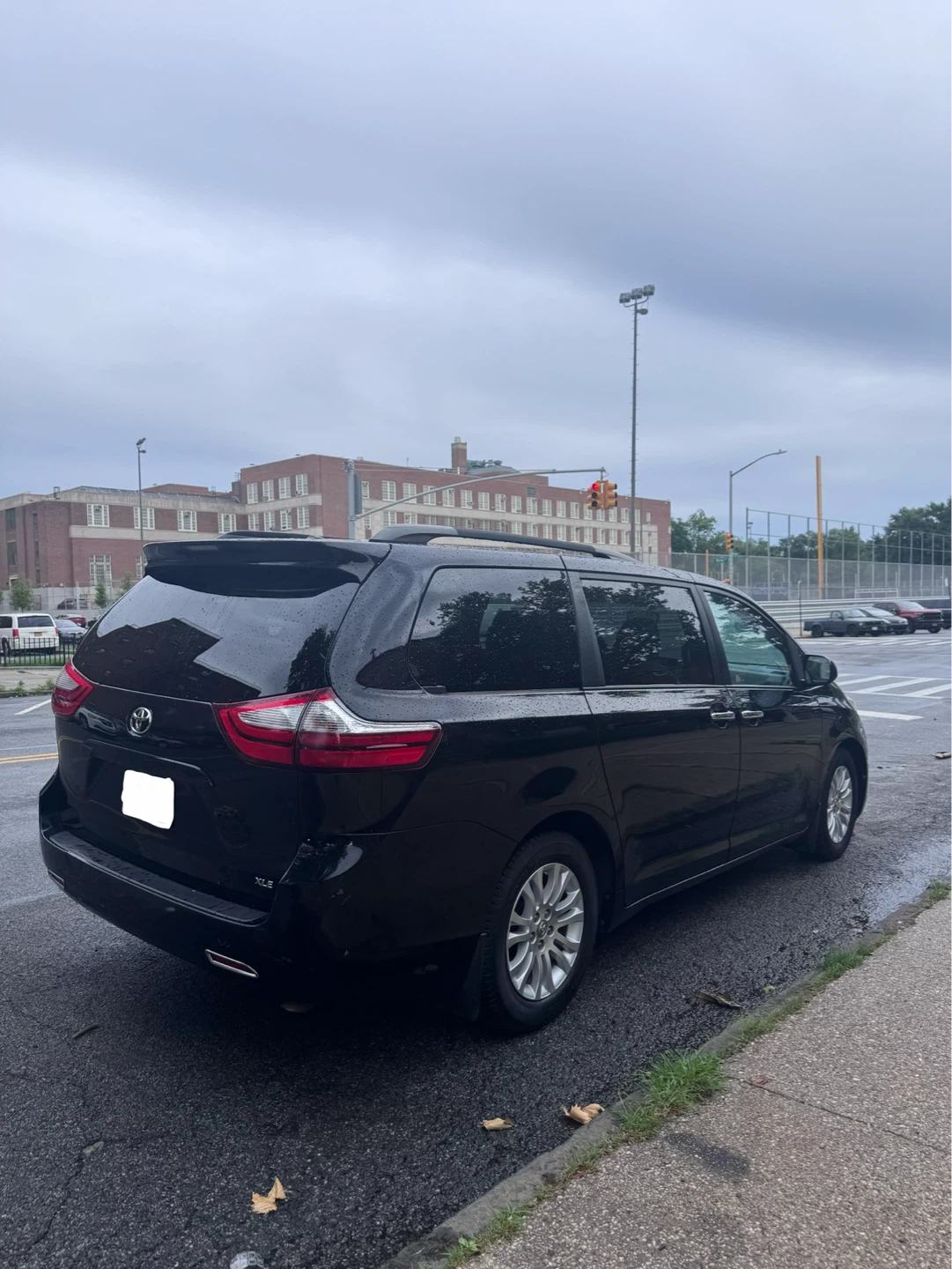 2016 Toyota Sienna XLE Minivan - photo 5