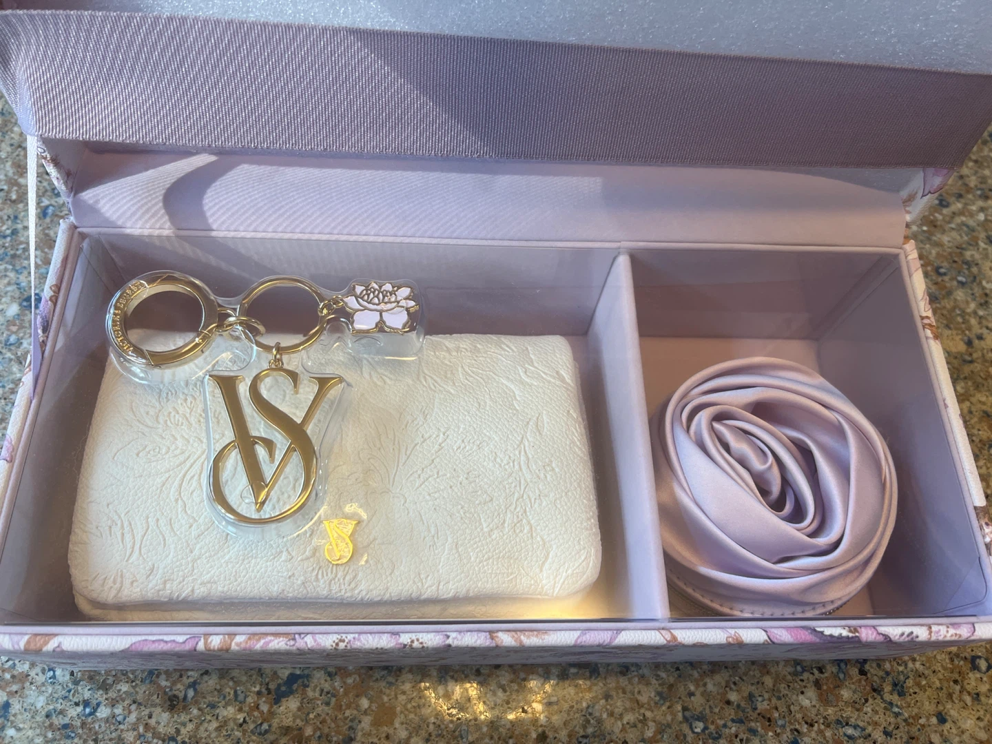 Victoria's Secret Limited Edition 4 Piece Accessories Gift Set - photo 2