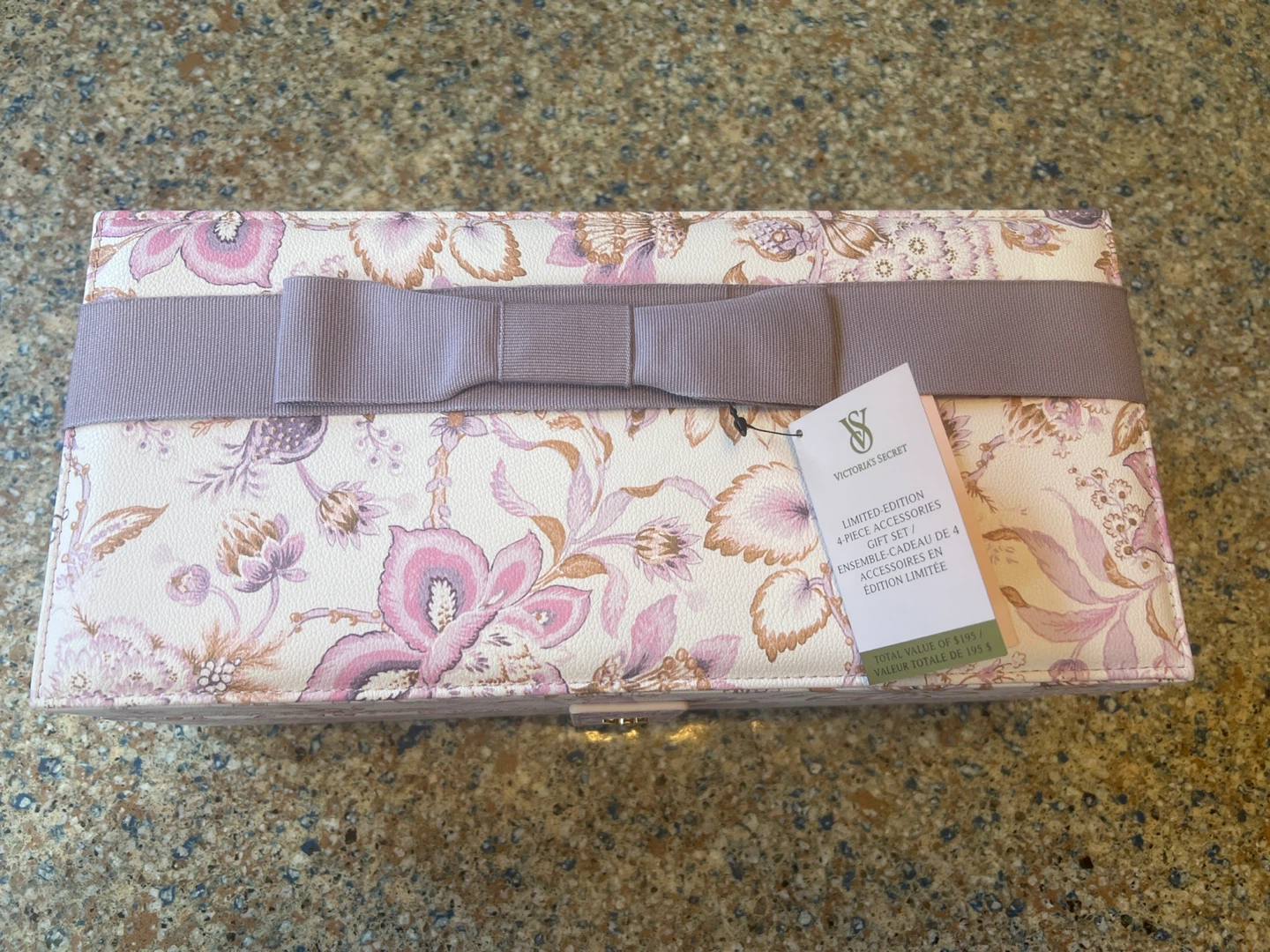 Victoria's Secret Limited Edition 4 Piece Accessories Gift Set - photo 3