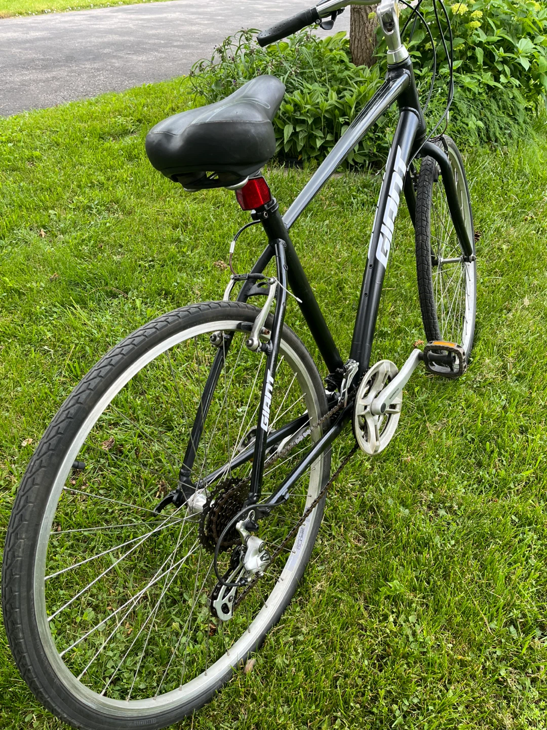 Black Giant Hybrid Bike - photo 3