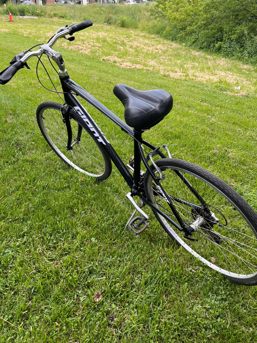 Black Giant Hybrid Bike - photo 4