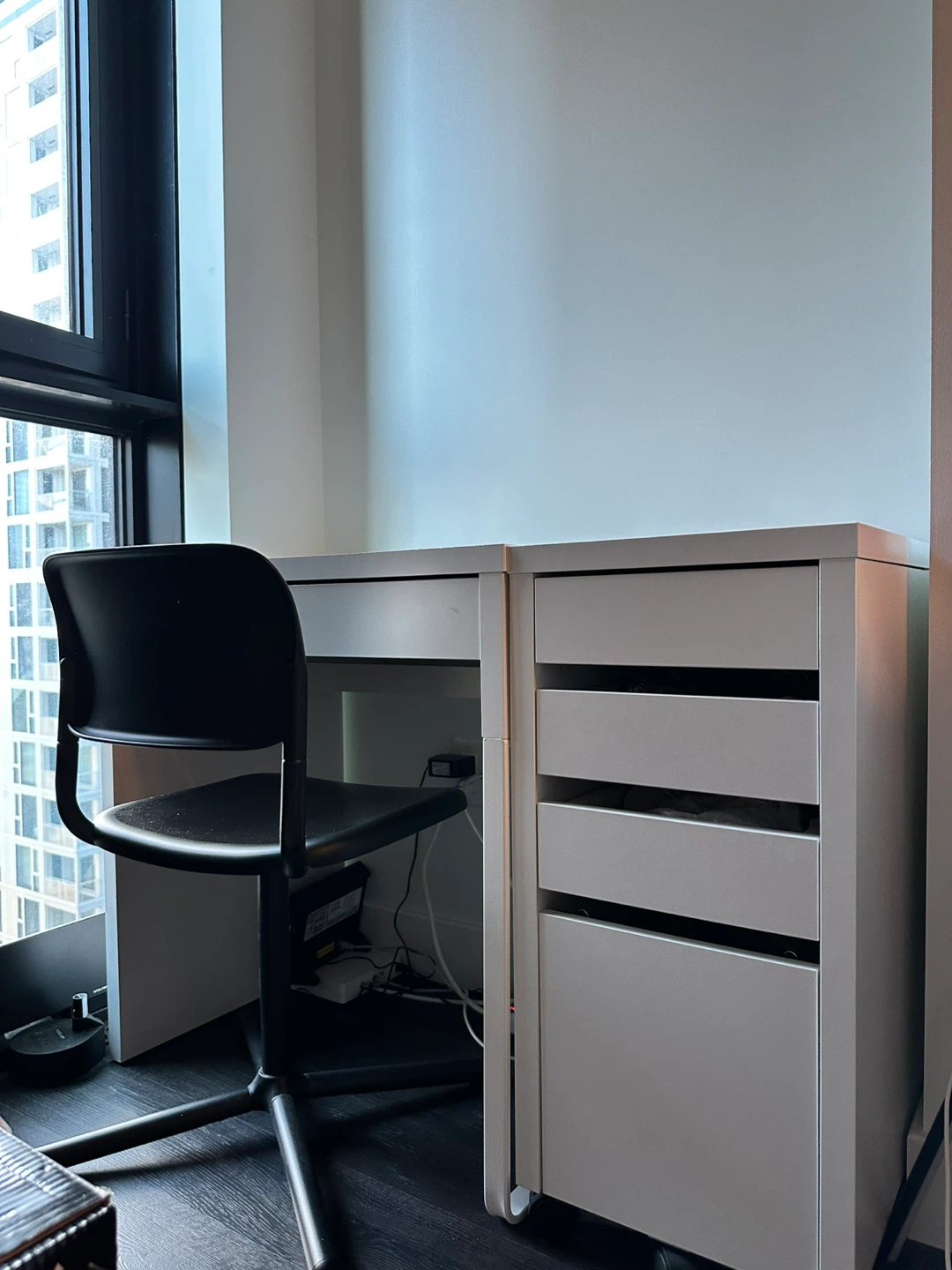 IKEA MICKE Desk and IKEA SMÄLLEN Swivel Chair Black - photo 2