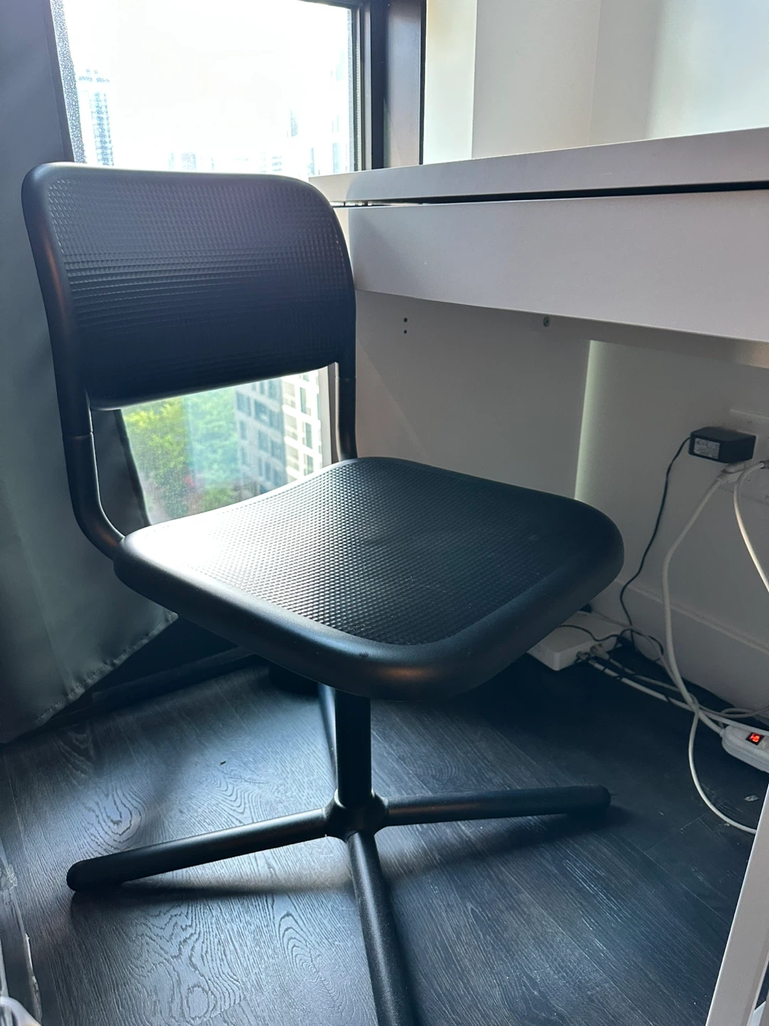 IKEA MICKE Desk and IKEA SMÄLLEN Swivel Chair Black - photo 3