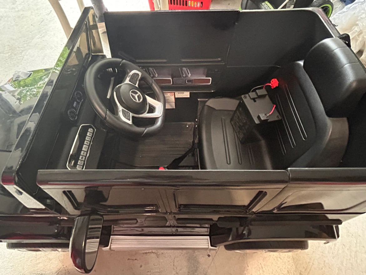 Kids Mercedes G-Class Ride-On Car (Battery replacement needed) - photo 2