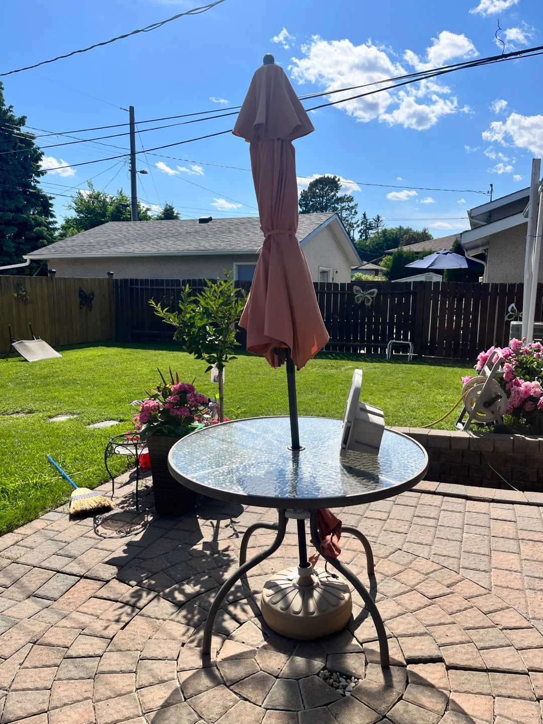 Free- patio table - photo 3
