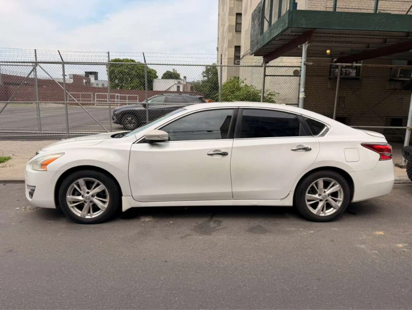 2014 White Nissan Altima Sedan
