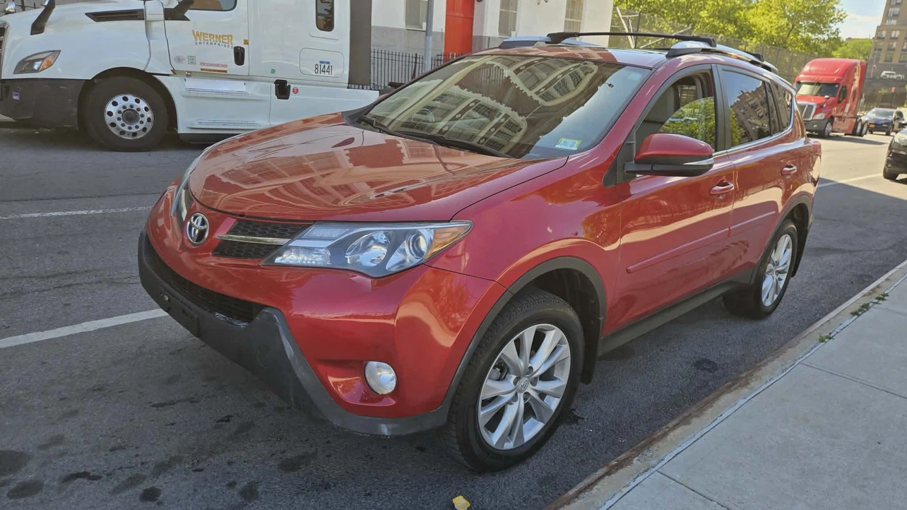 Red Toyota RAV4 - photo 2