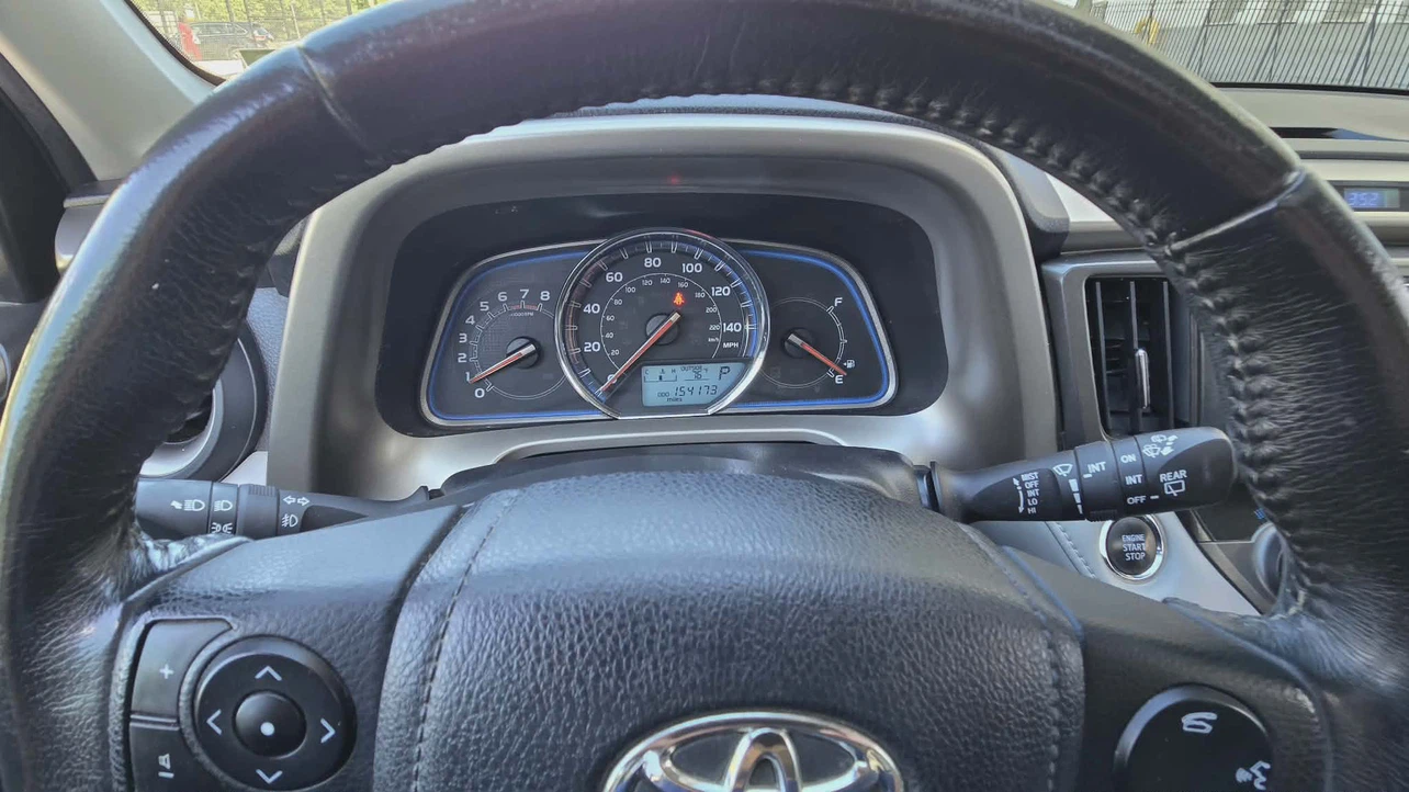 Red Toyota RAV4 - photo 3