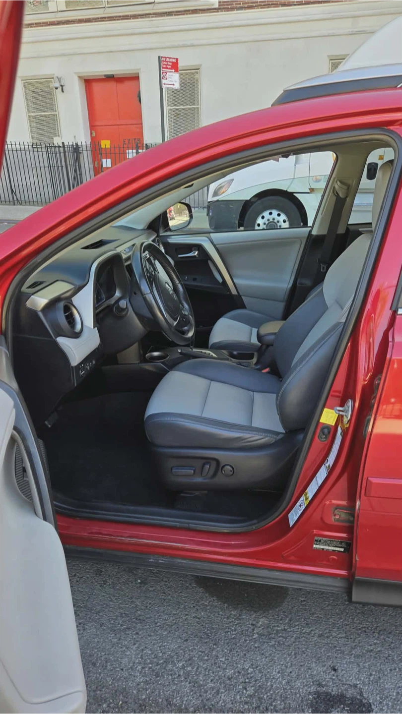 Red Toyota RAV4 - photo 4