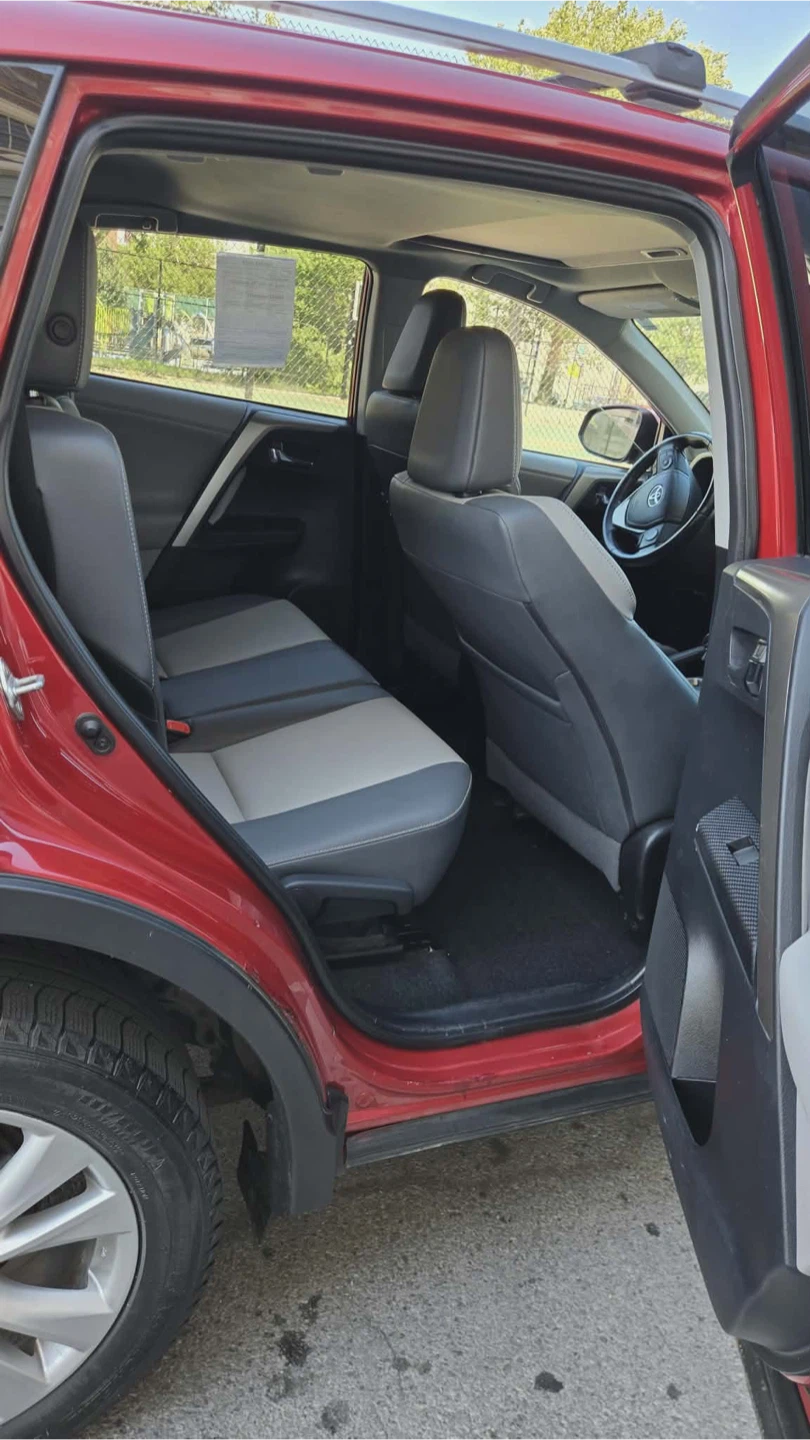 Red Toyota RAV4 - photo 5