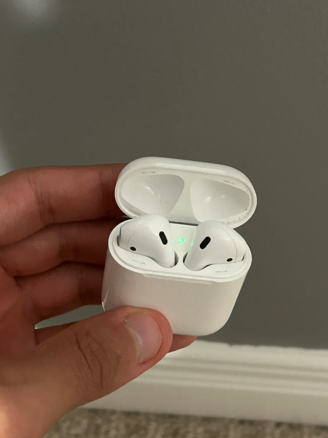 Apple AirPods (2nd Generation) – Excellent Working Condition