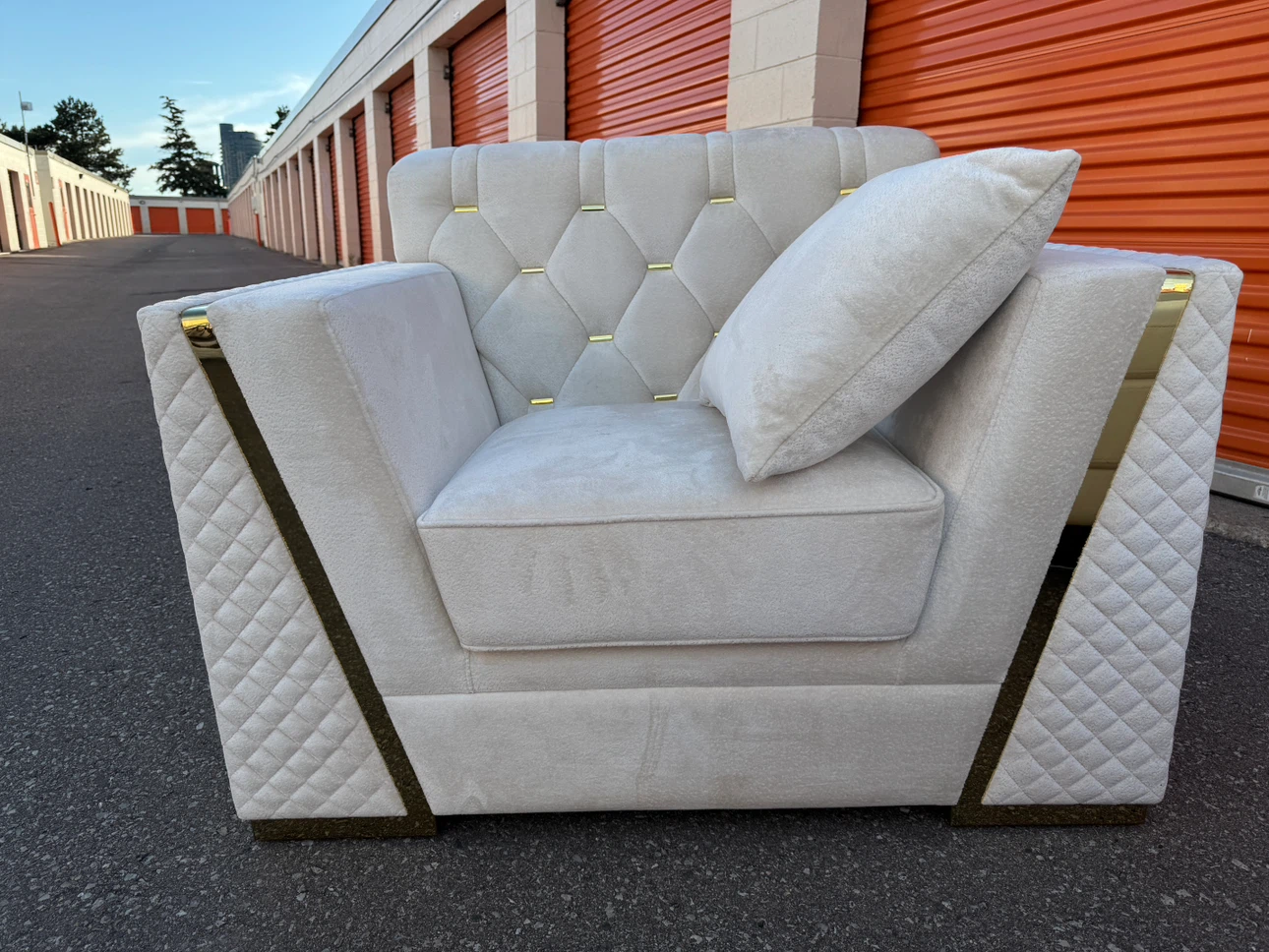 ✨ Brand New Luxury Accent Chair – Factory Sealed ✨