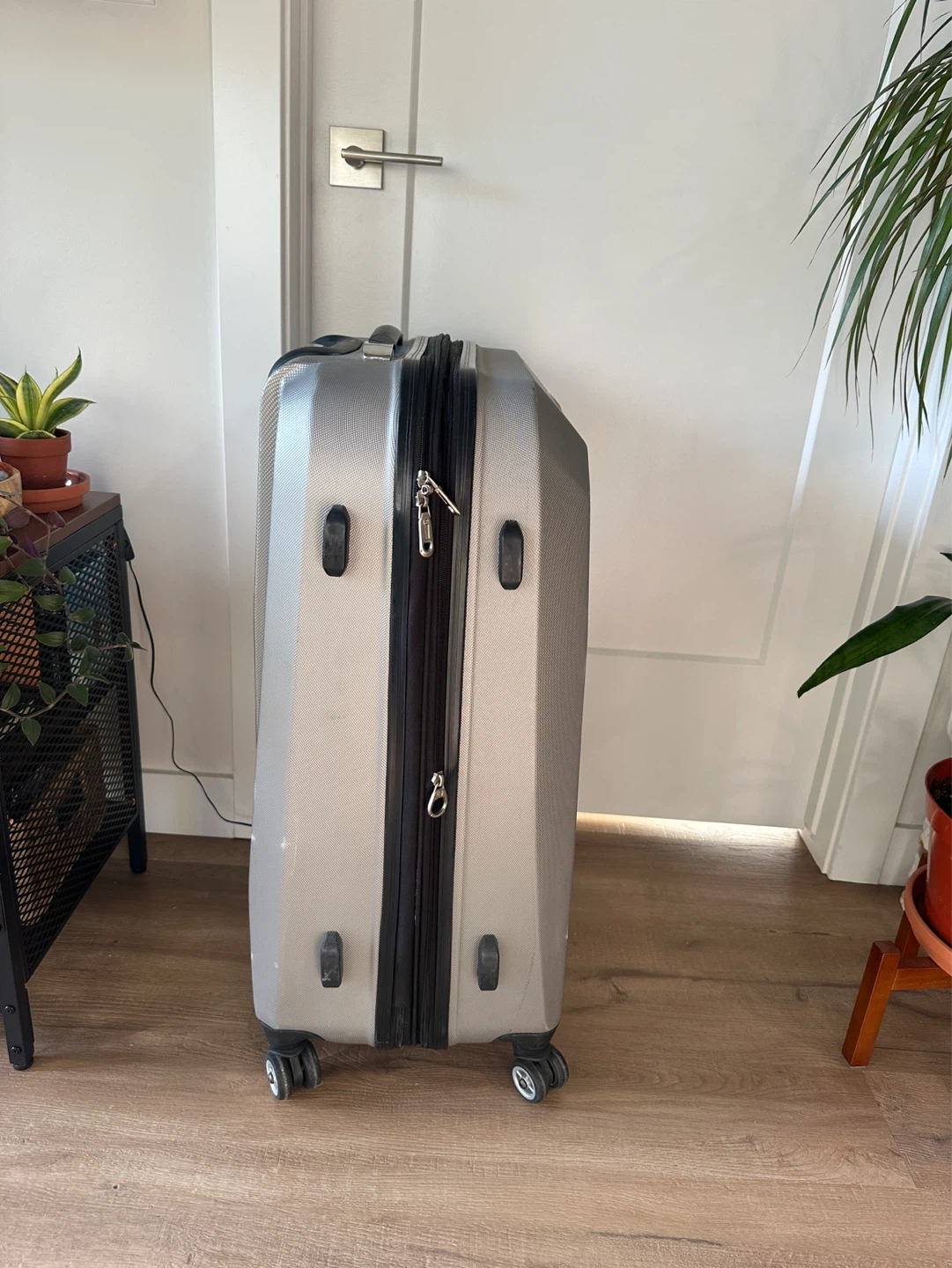 Swiss Gear Large Hard Shell Luggage – Expandable - photo 2