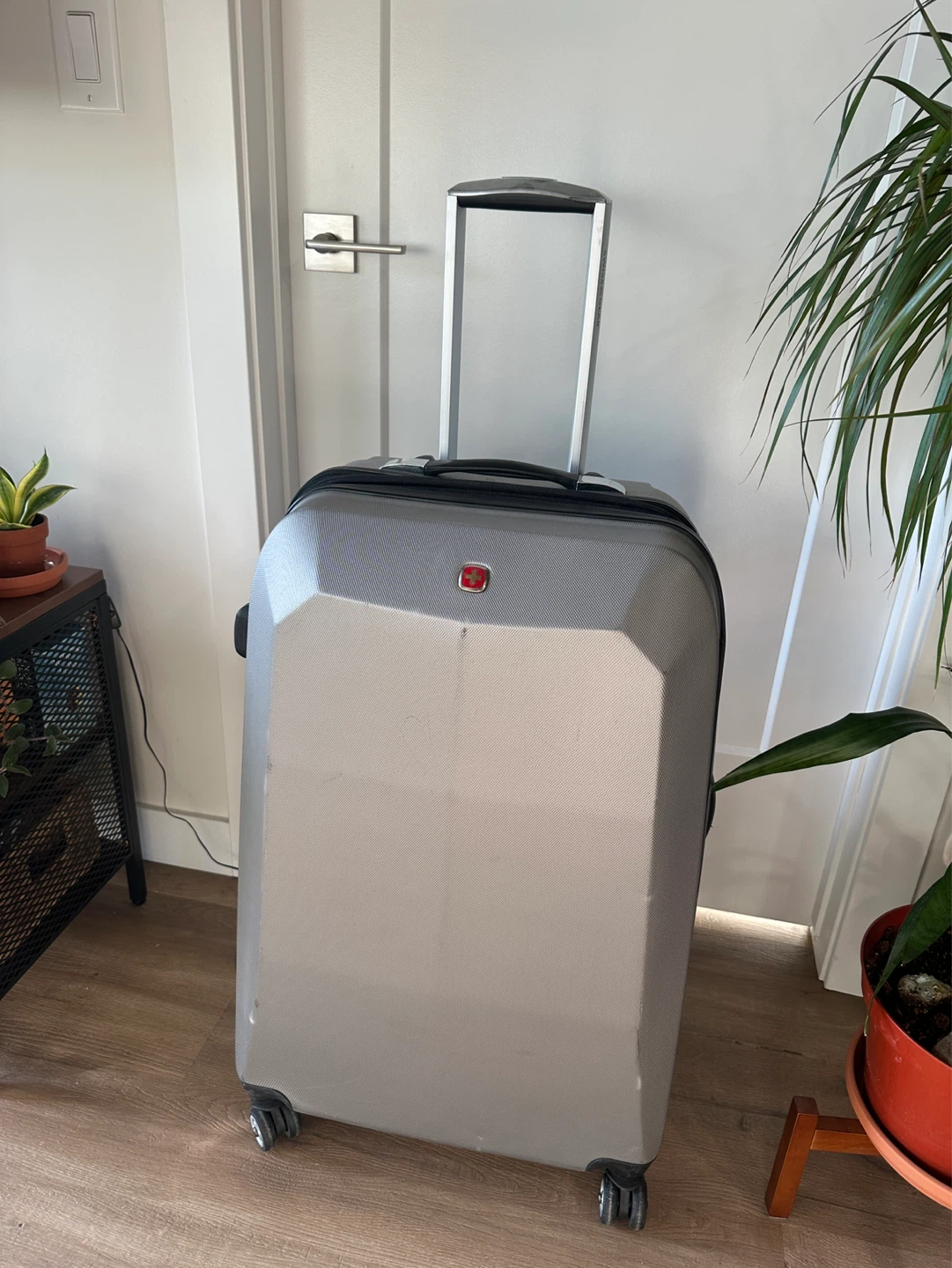 Swiss Gear Large Hard Shell Luggage – Expandable - photo 3