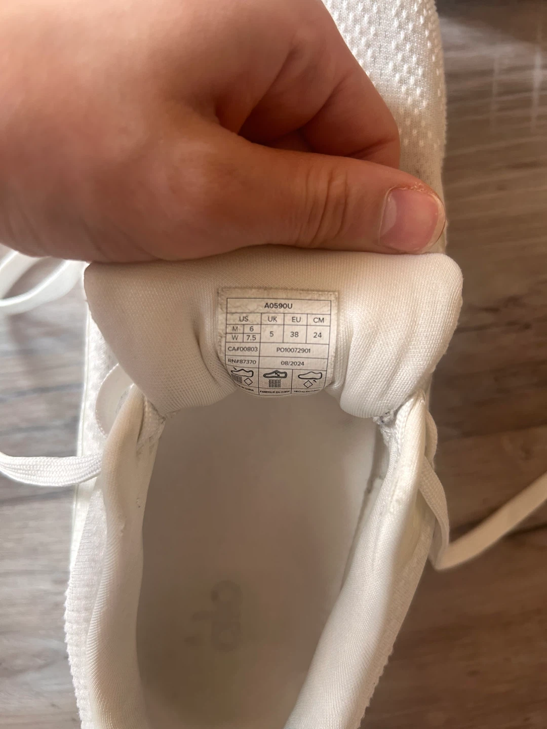 Alo White Running Shoes Size 7.5 - photo 4