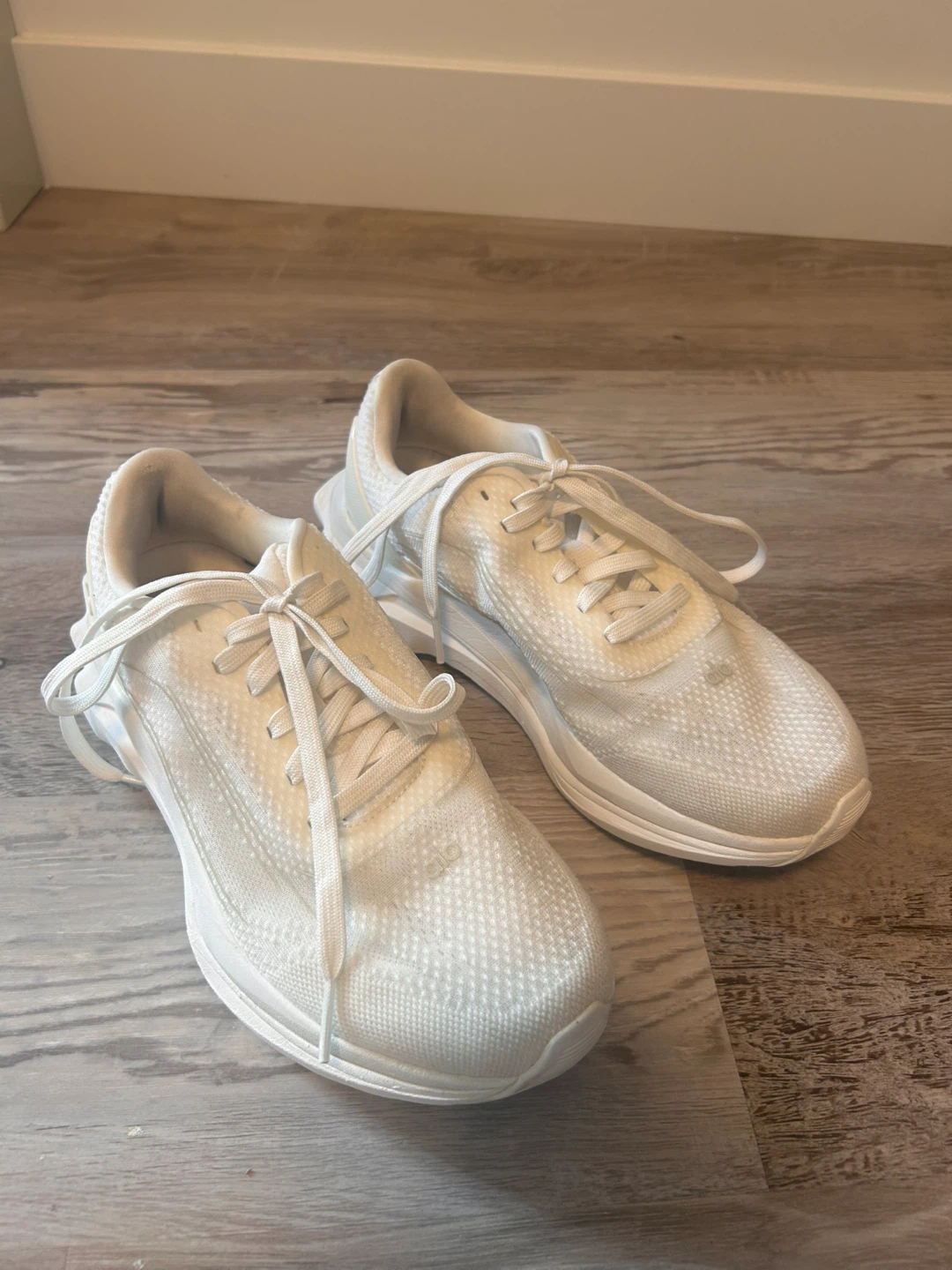 Alo White Running Shoes Size 7.5 - photo 3