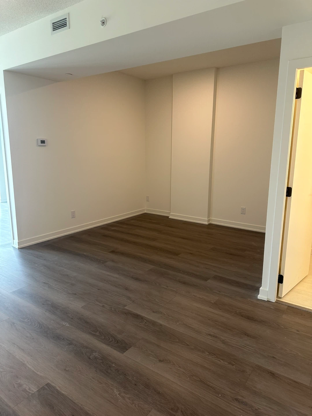 Urgent Rental – 1 Bedroom + Den Brantford Immediate Move-In - photo 4
