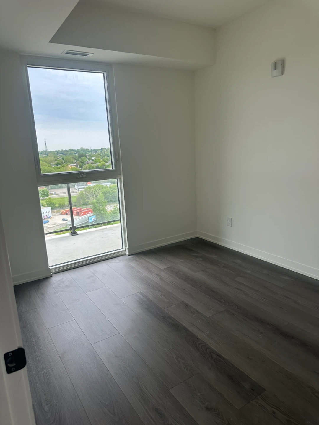 Urgent Rental – 1 Bedroom + Den Brantford Immediate Move-In - photo 5