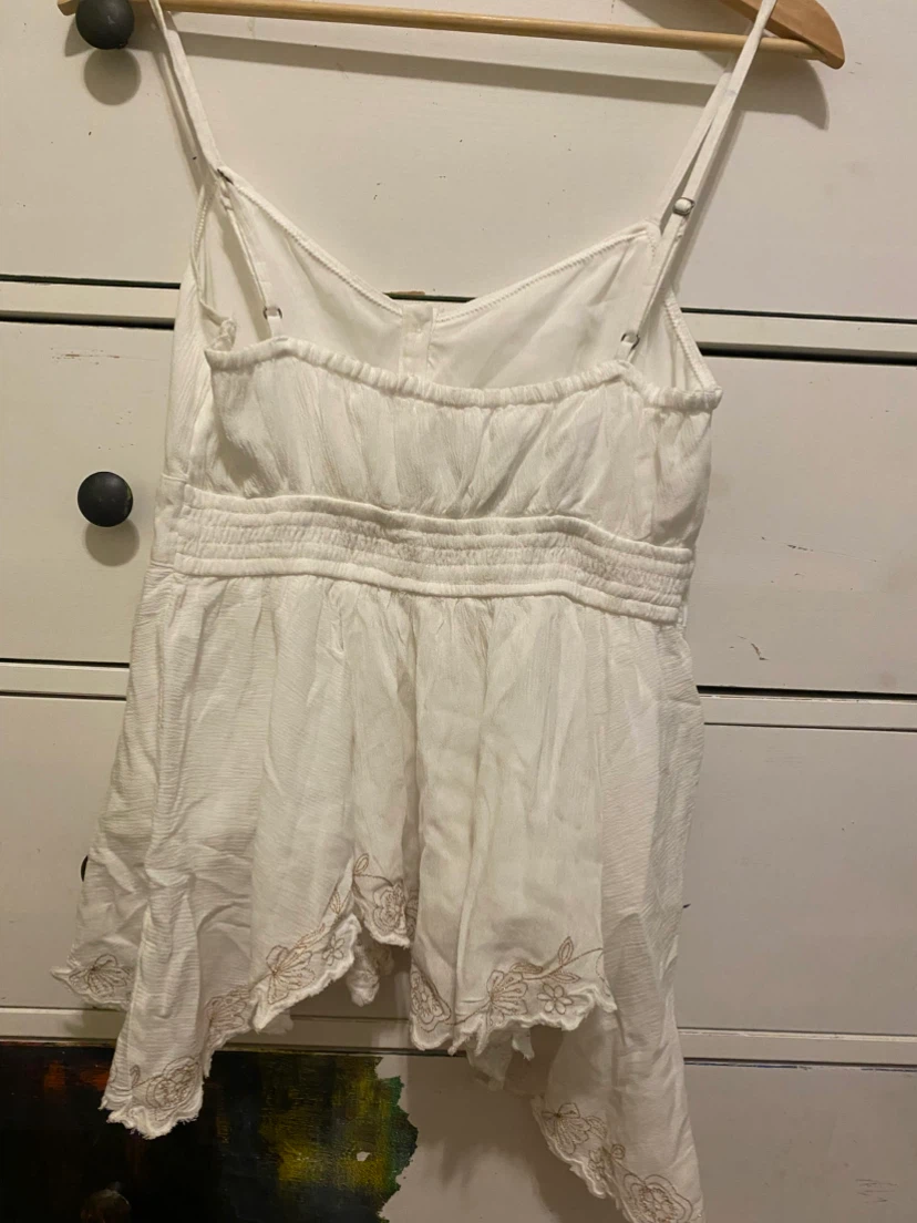 Hollister white cami top with embroidered detail - photo 2