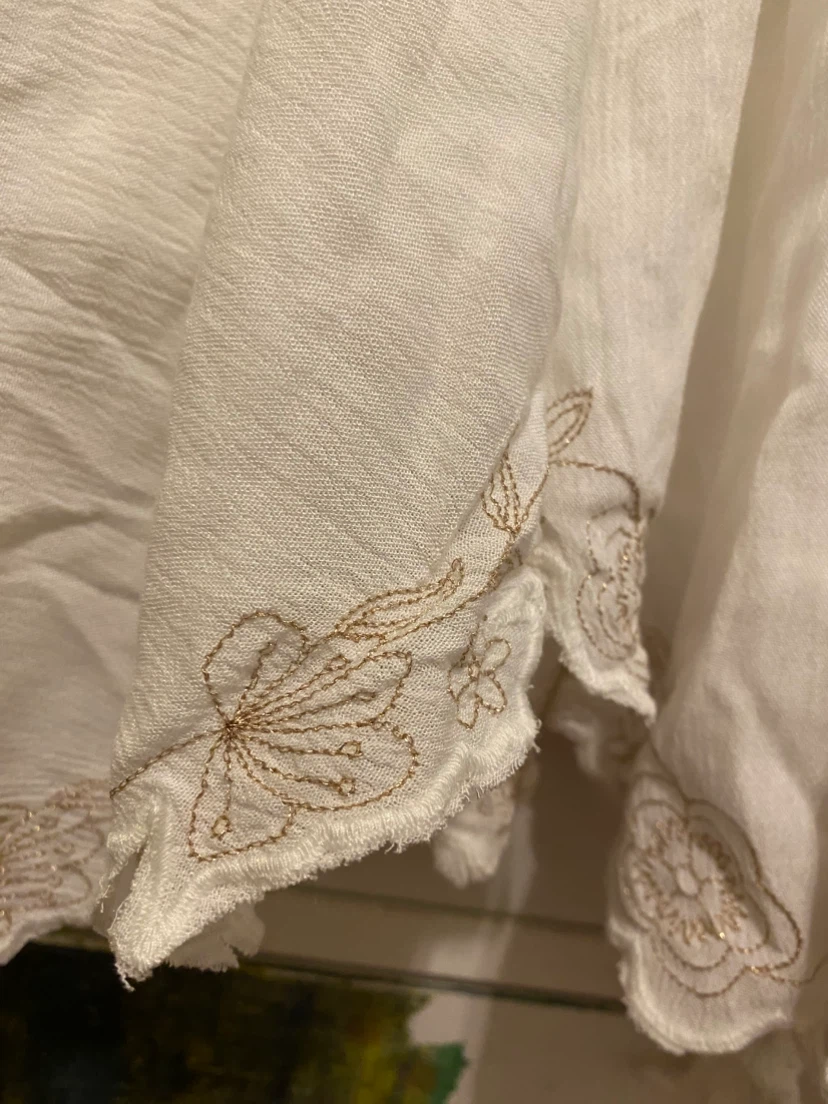 Hollister white cami top with embroidered detail - photo 3