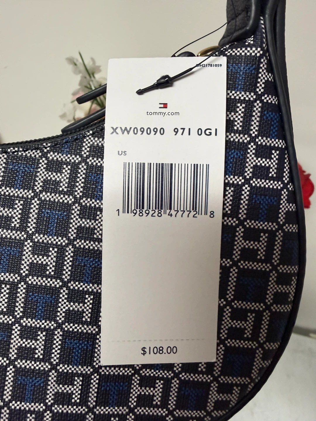 Tommy Hilfiger Monogram Shoulder Bag - photo 5