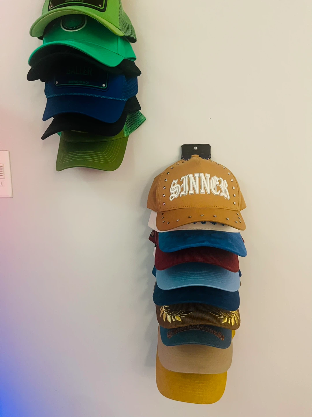 Wall-mounted Cap Display Organizer Rack - photo 4