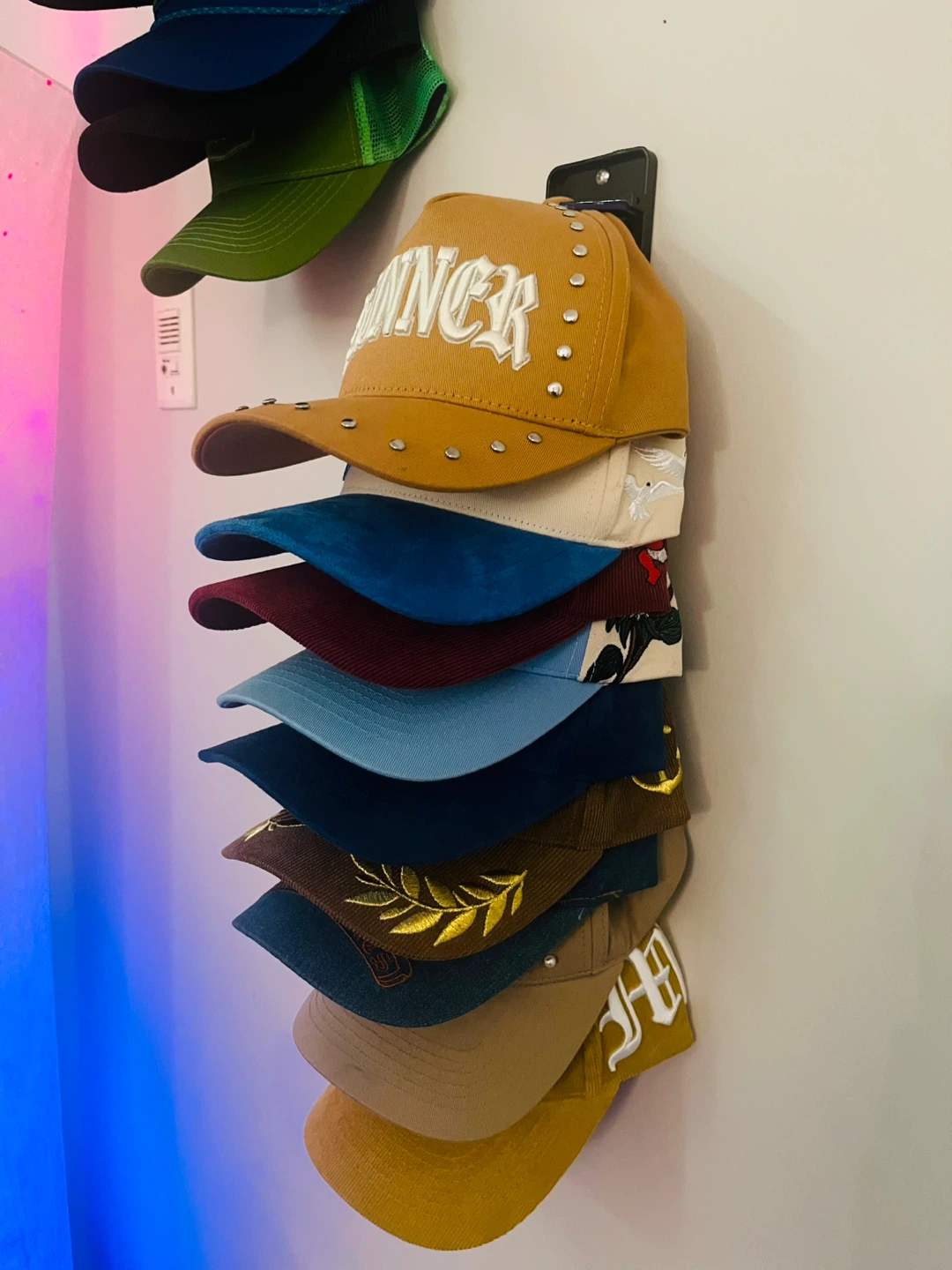 Wall-mounted Cap Display Organizer Rack - photo 2