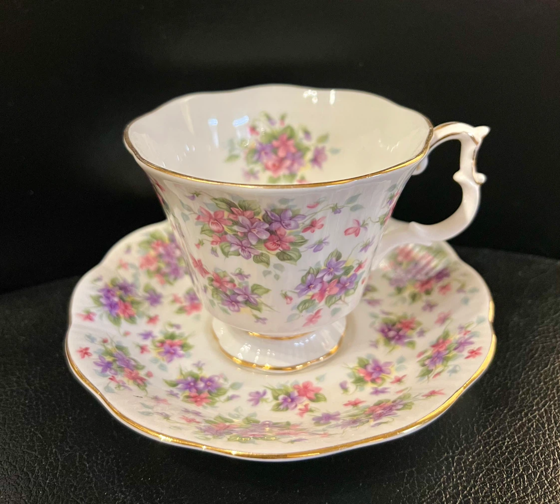 Vintage Royal Albert Teacup and Saucer Set - Floral Design - photo 2