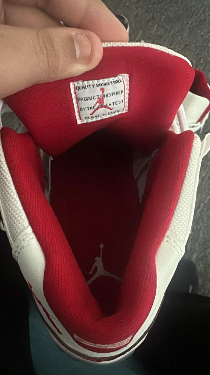 Air Jordan 11 Retro cherry