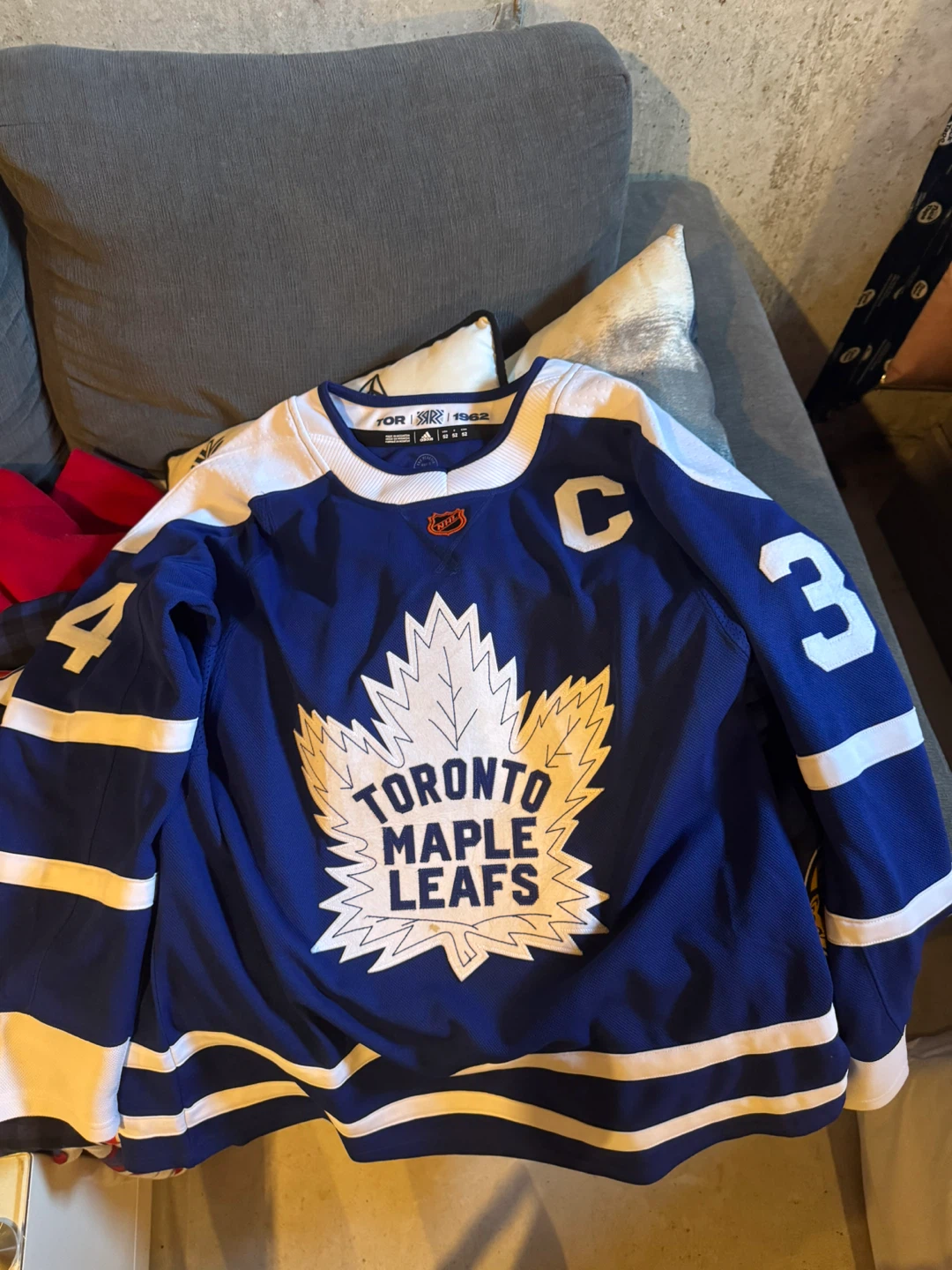 Throwback maple leafs jersey . Austin Mathew’s