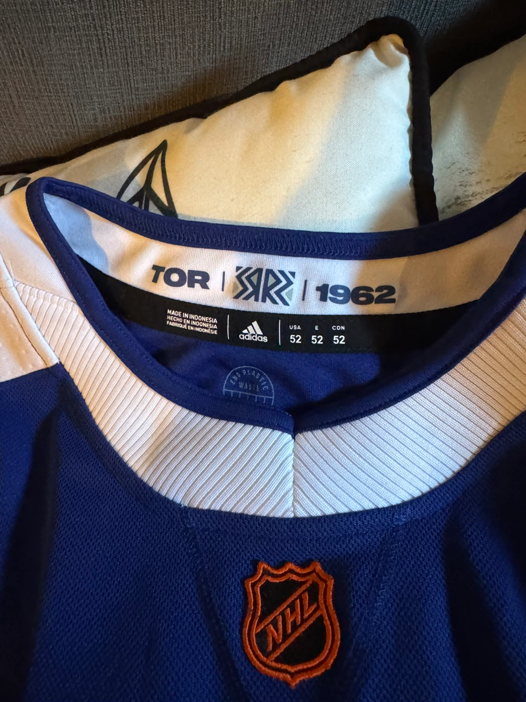 Throwback maple leafs jersey . Austin Mathew’s - photo 3