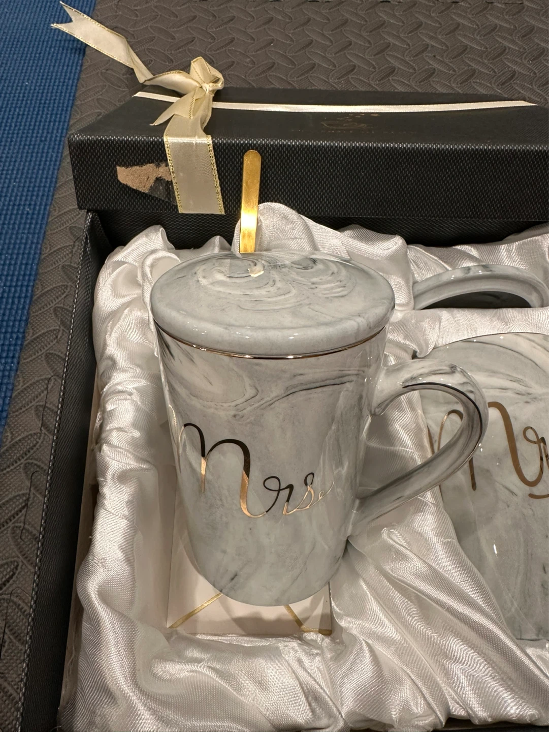 Elegant tea/coffee cups with golden spoons - photo 2