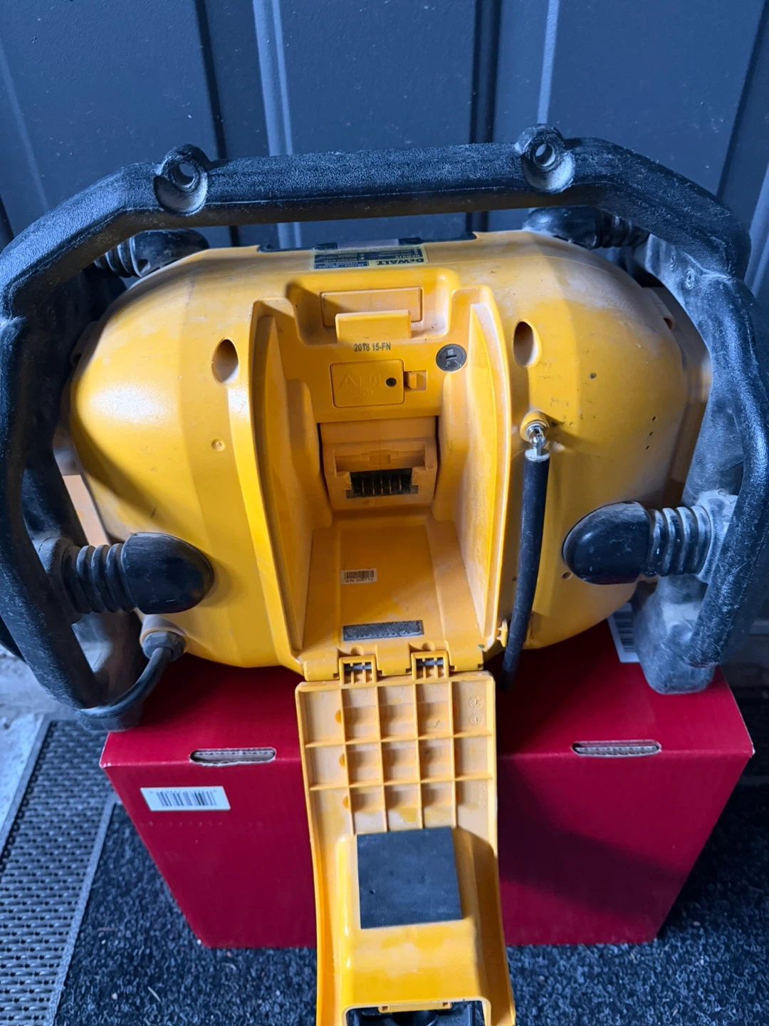 DEWALT DCR015 12V/20V MAX Lithium Ion Jobsite Radio Charger - photo 5