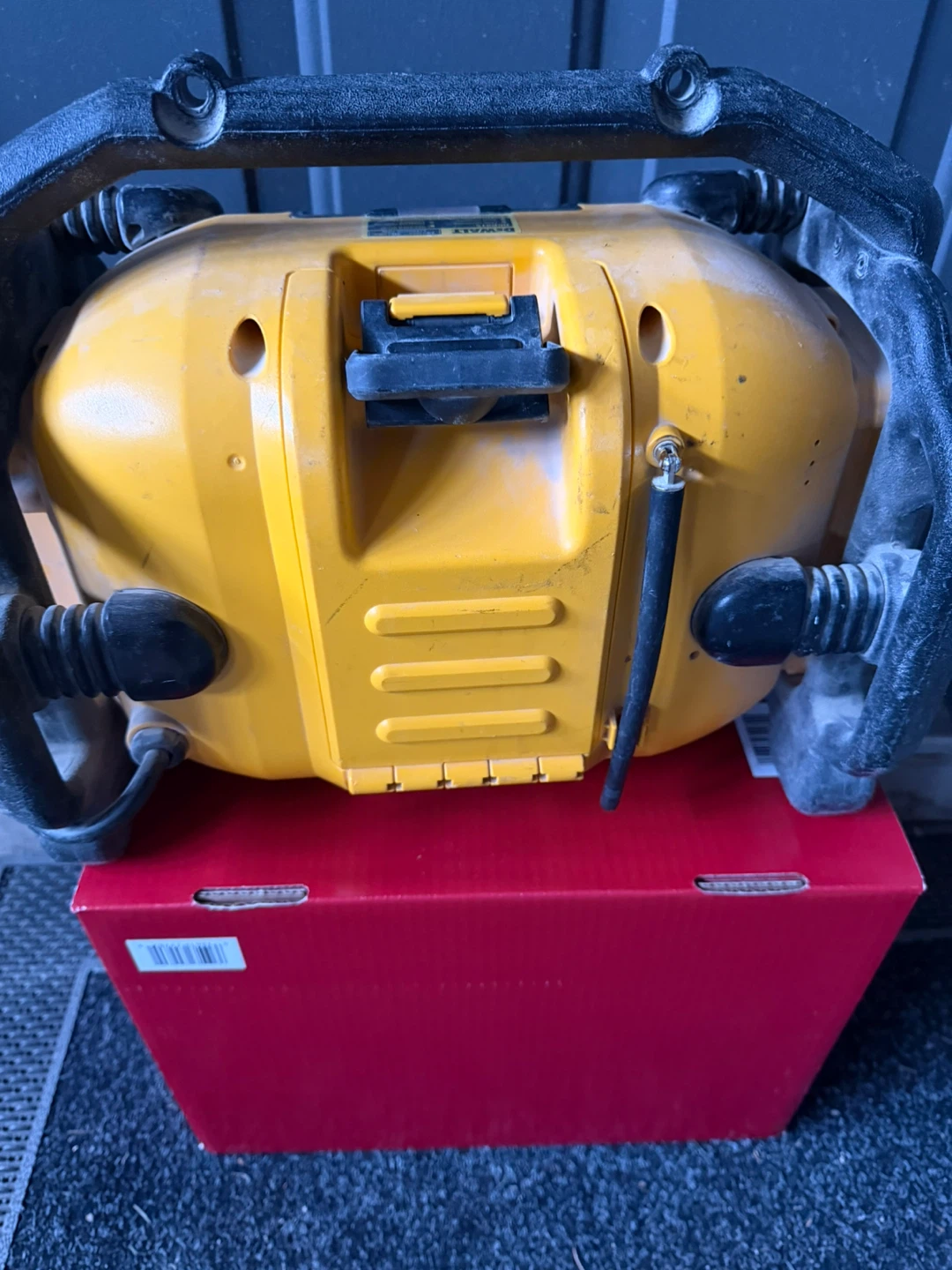 DEWALT DCR015 12V/20V MAX Lithium Ion Jobsite Radio Charger - photo 4