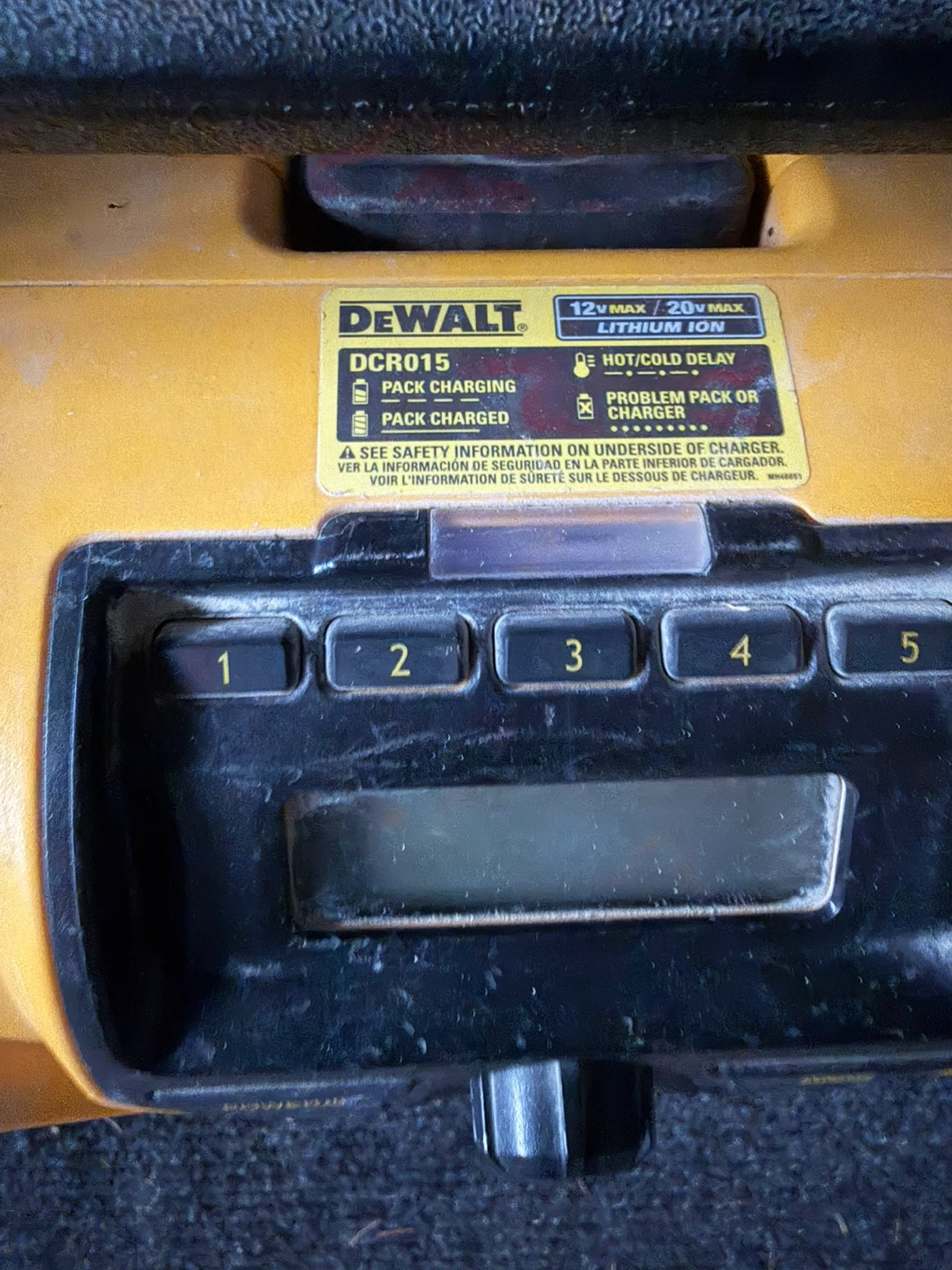 DEWALT DCR015 12V/20V MAX Lithium Ion Jobsite Radio Charger - photo 2