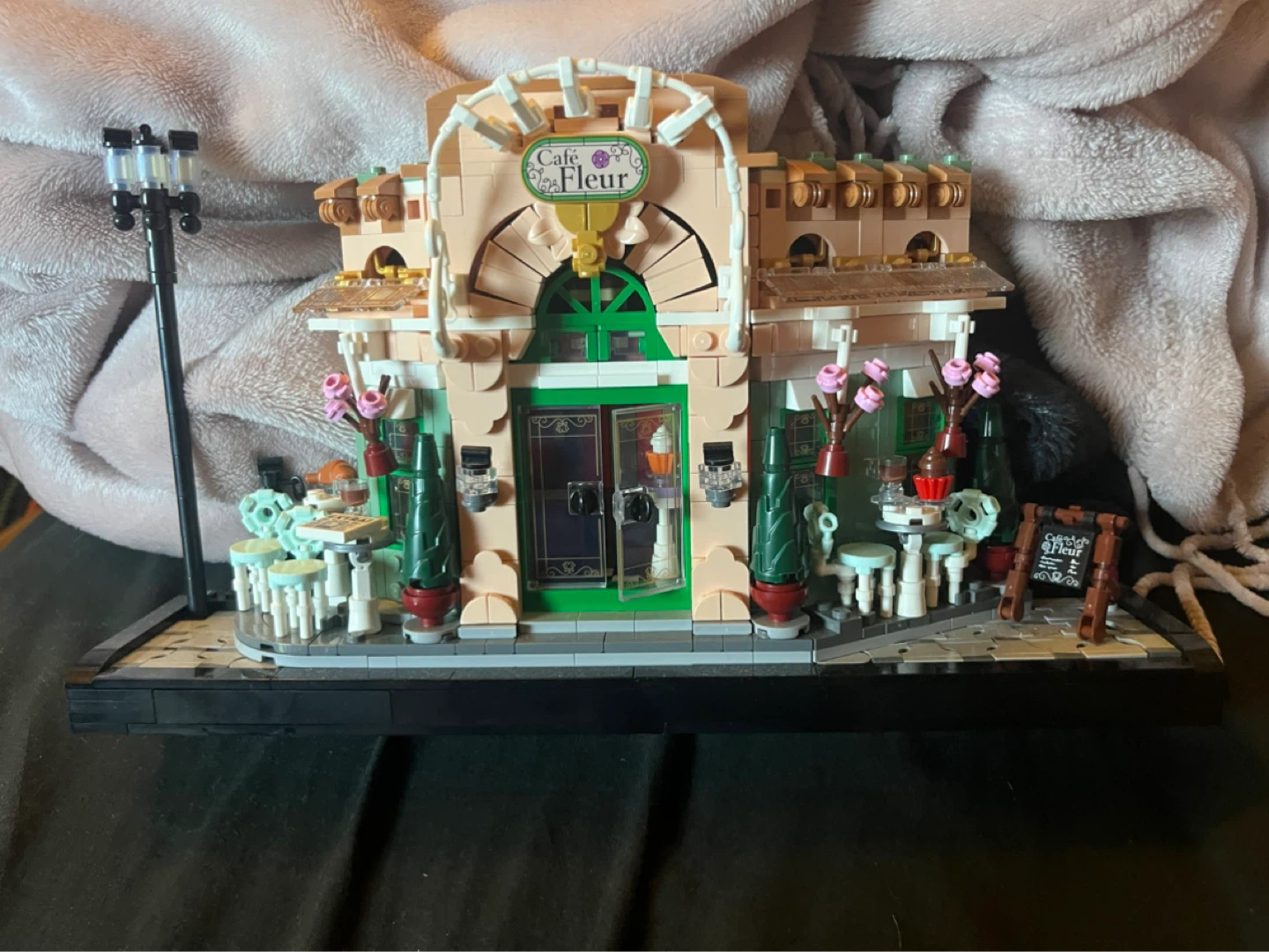 LEGO Icons French Cafe 10308 - photo 2