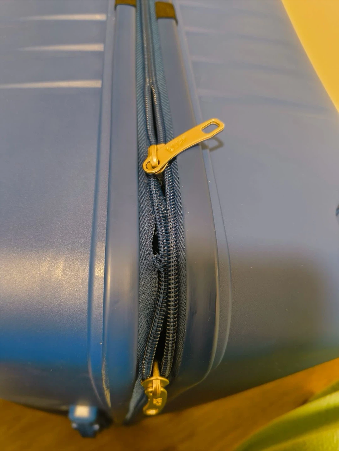 Large Luggage/Suitcase - photo 5