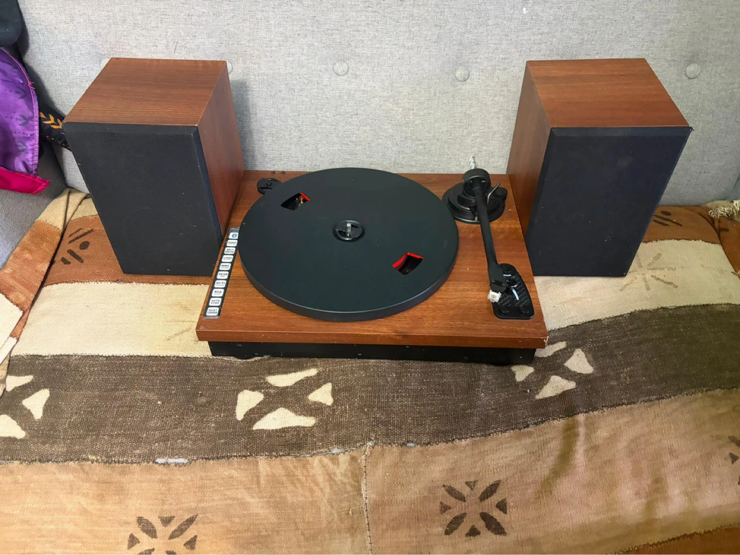 Turntable with Speakers