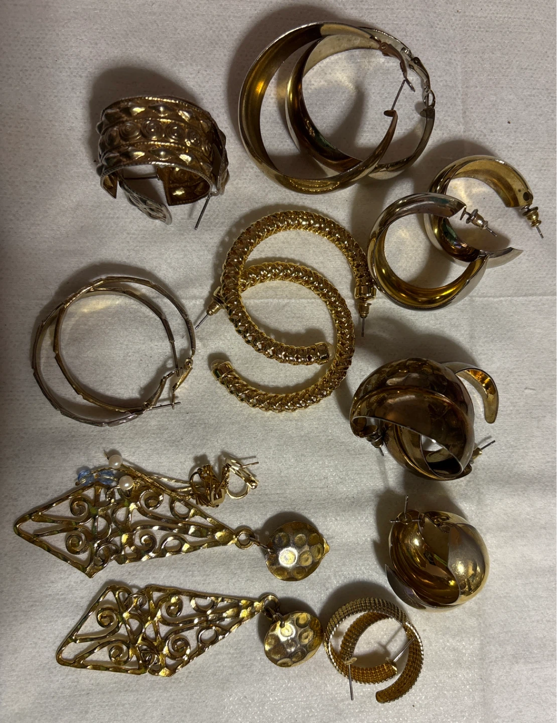Vintage Assorted Gold tone 10 sets.