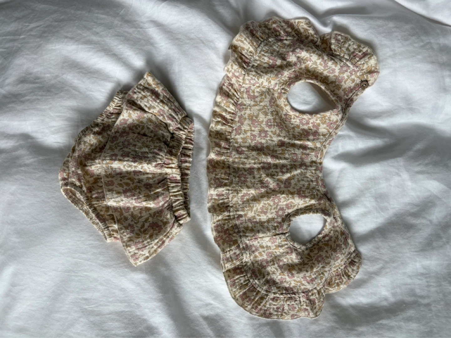 Quincy Mae Baby Clothes Set + Baby Swaddles - photo 3