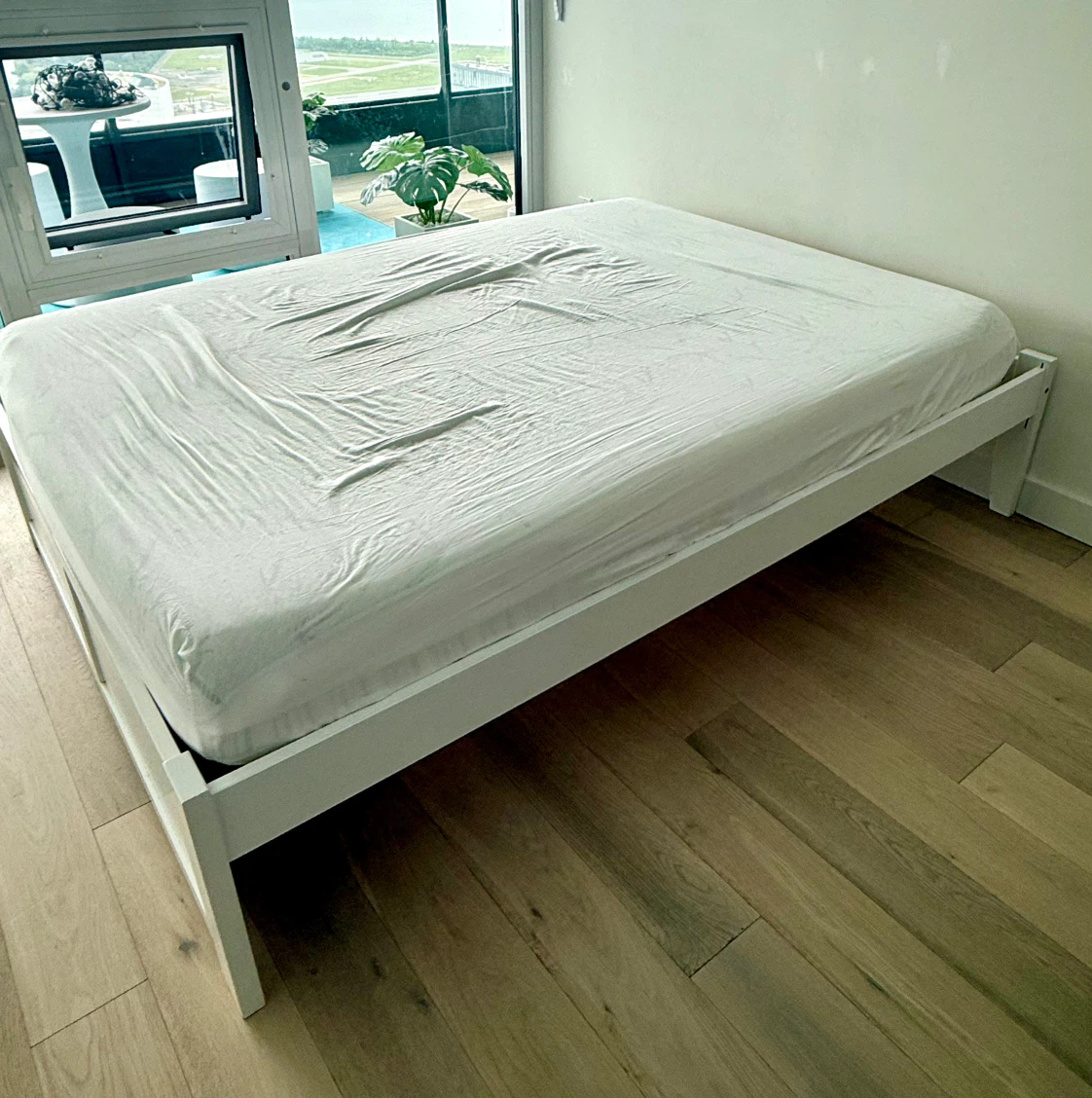 White Double Bed Frame w/trundle