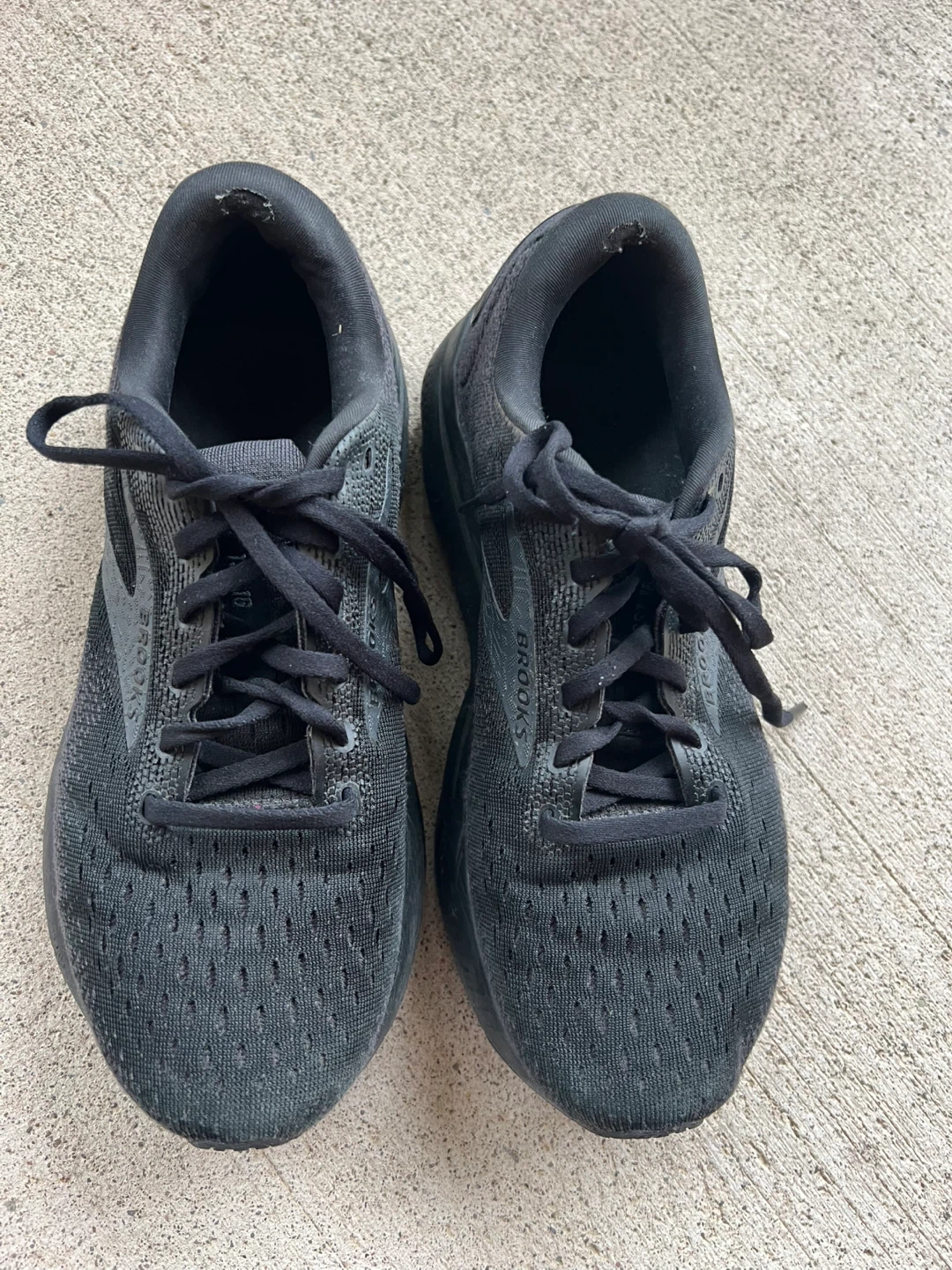 Woman’s brooks sneakers size 8 - photo 2