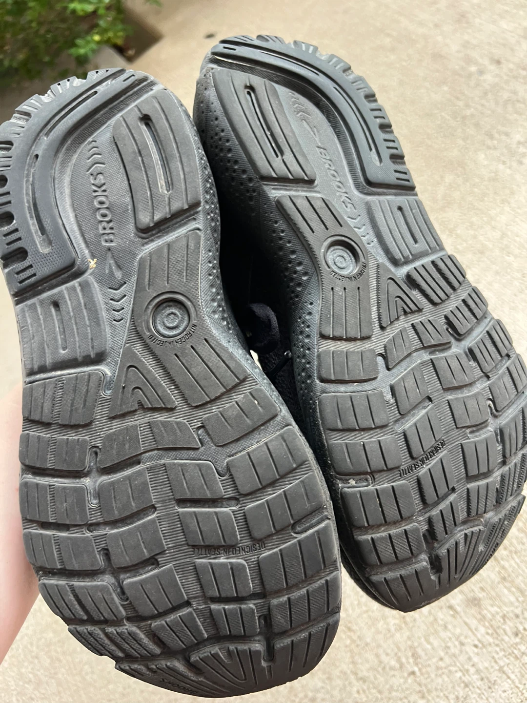 Woman’s brooks sneakers size 8 - photo 3
