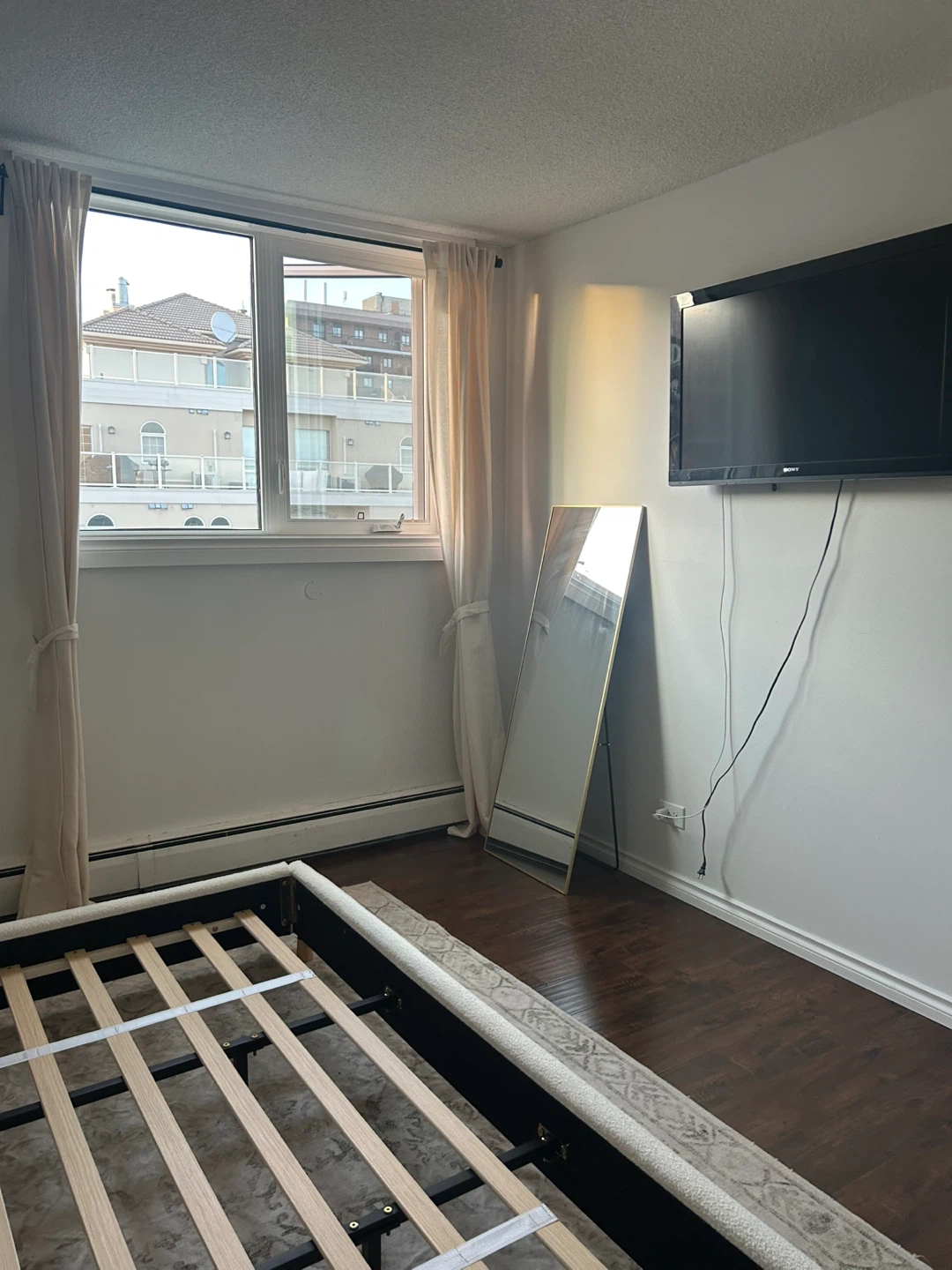 King Furnished Room to Rent - photo 2