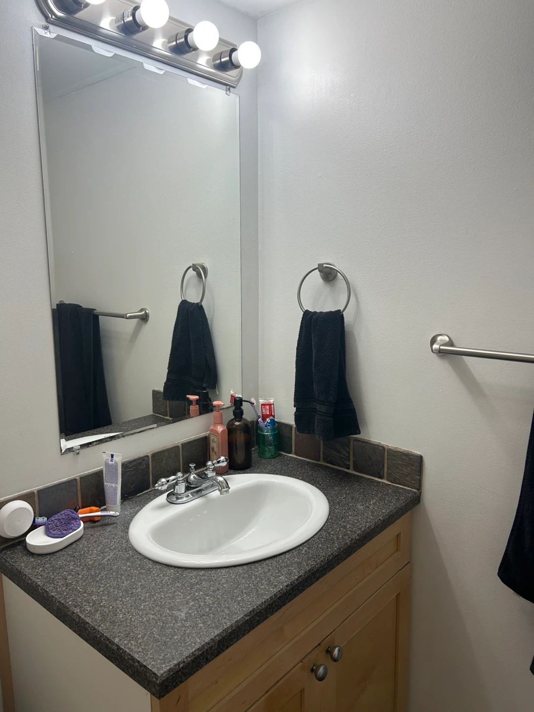 King Furnished Room to Rent - photo 5