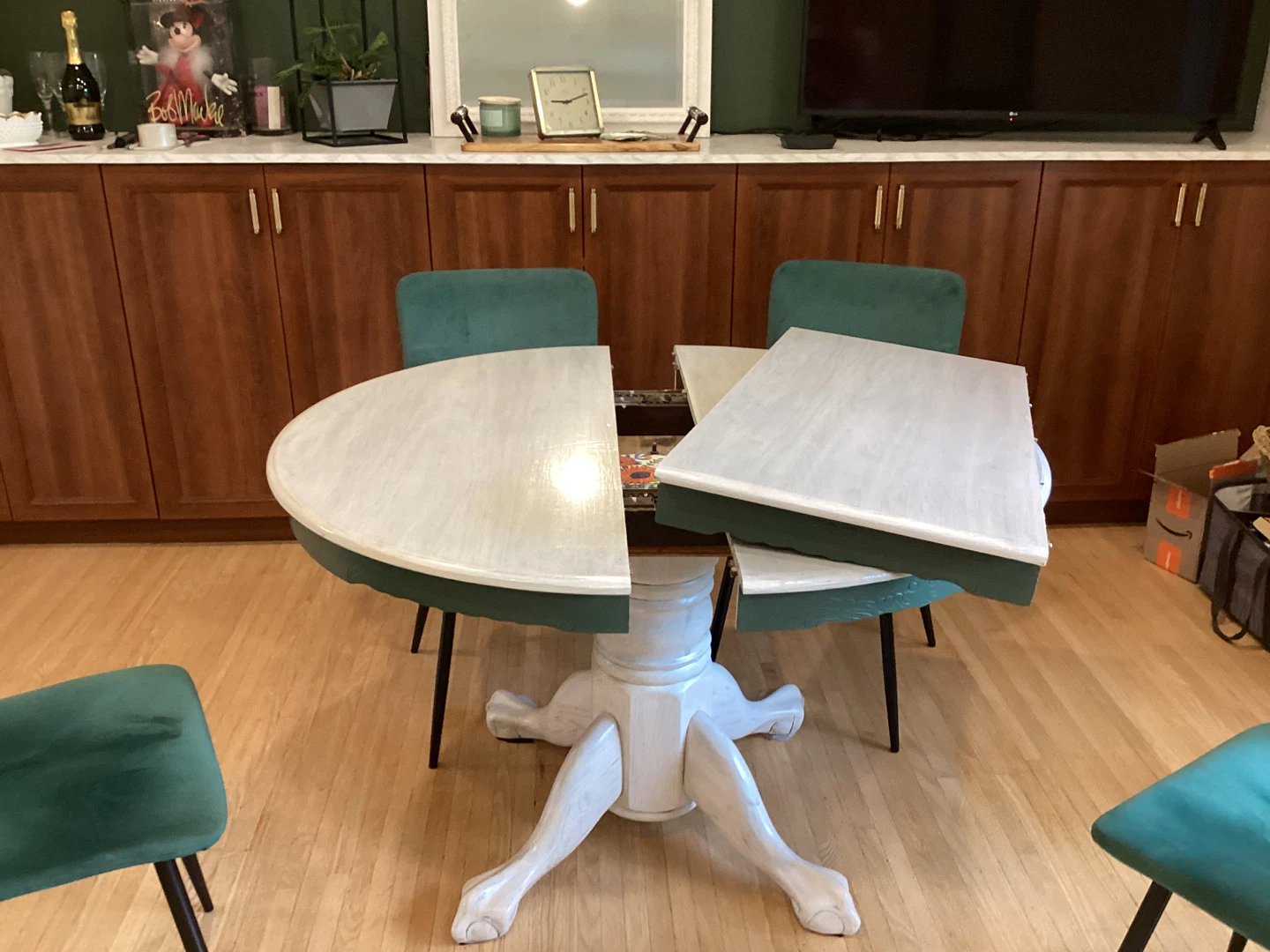Extendable Pedestal Dining Table