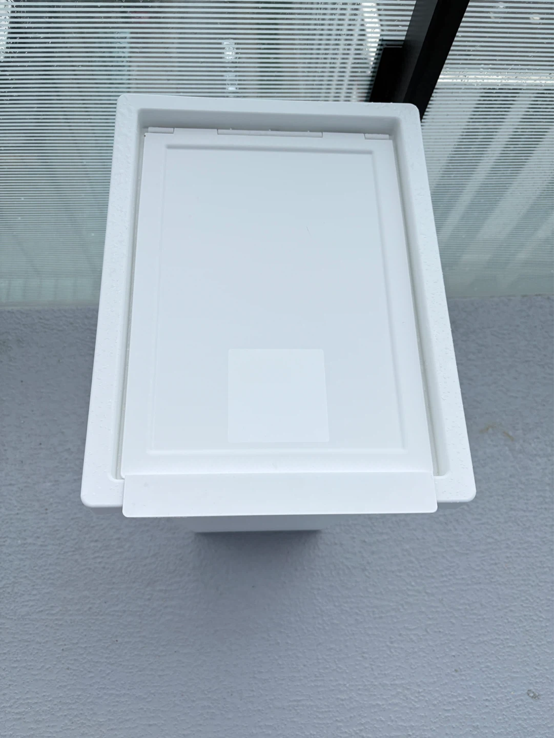 White Plastic Trash Can with Lid - photo 2